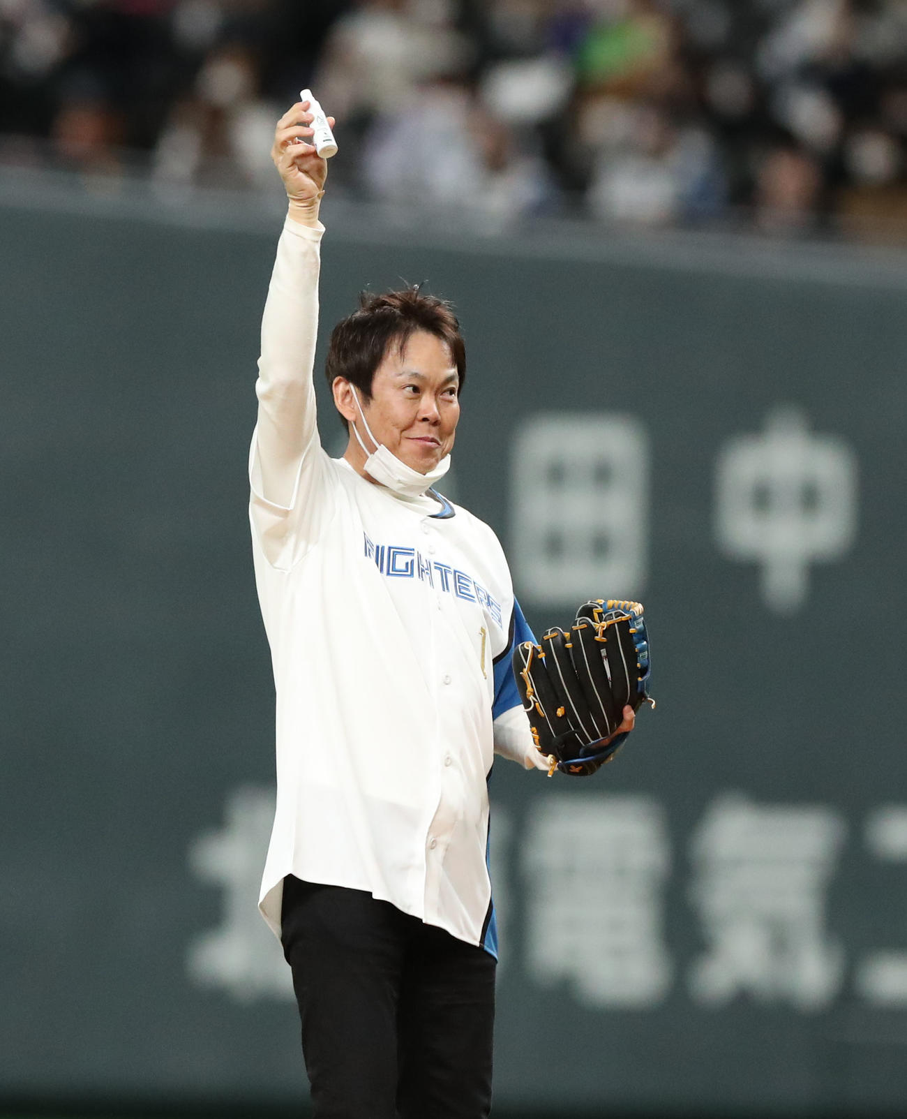 日本ハム対楽天　試合前、始球式を務めるアース製薬株式会社川端代表取締役社長CEO（撮影・佐藤翔太）