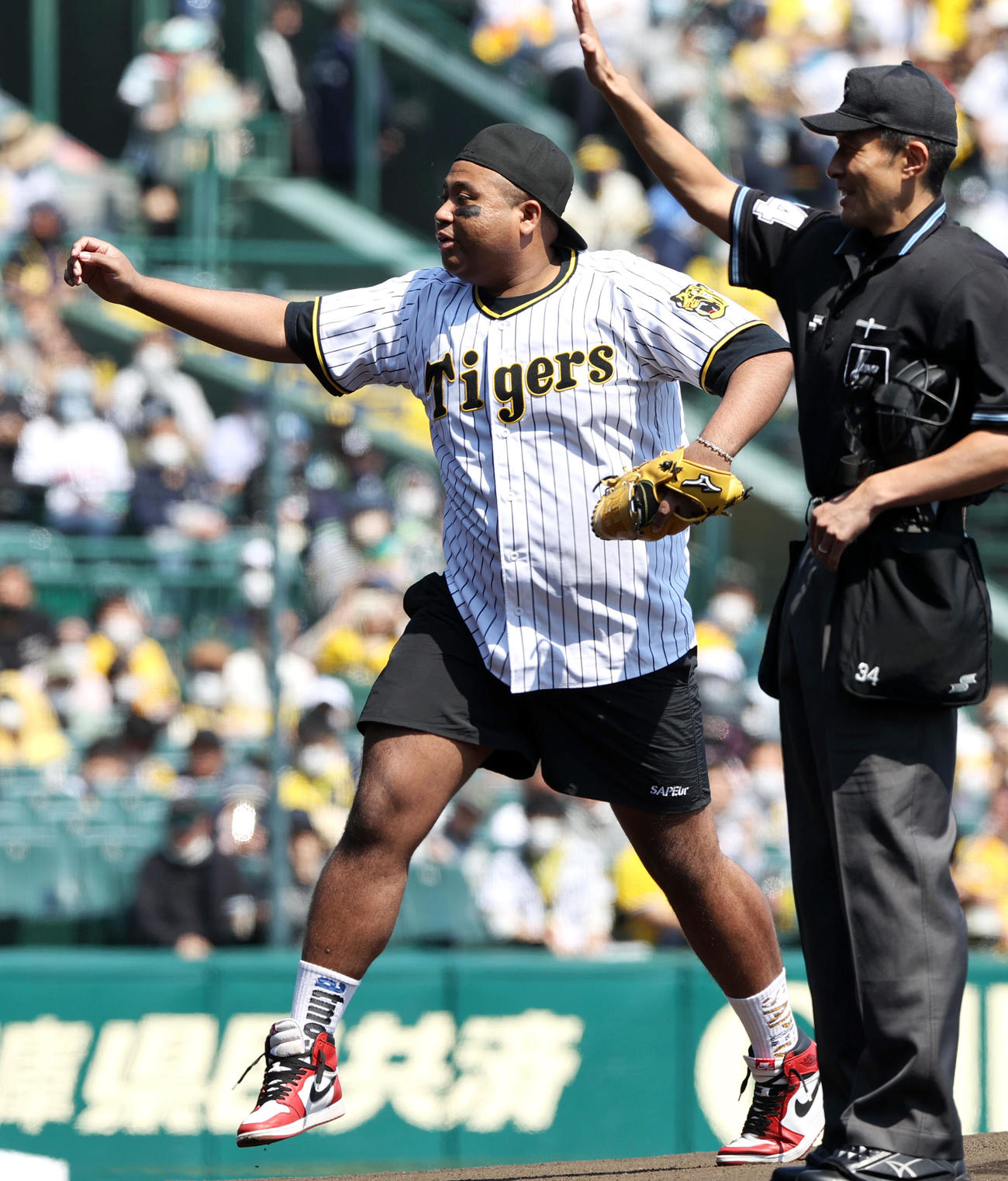 阪神対ヤクルト　始球式を行うアントニー（撮影・上山淳一）