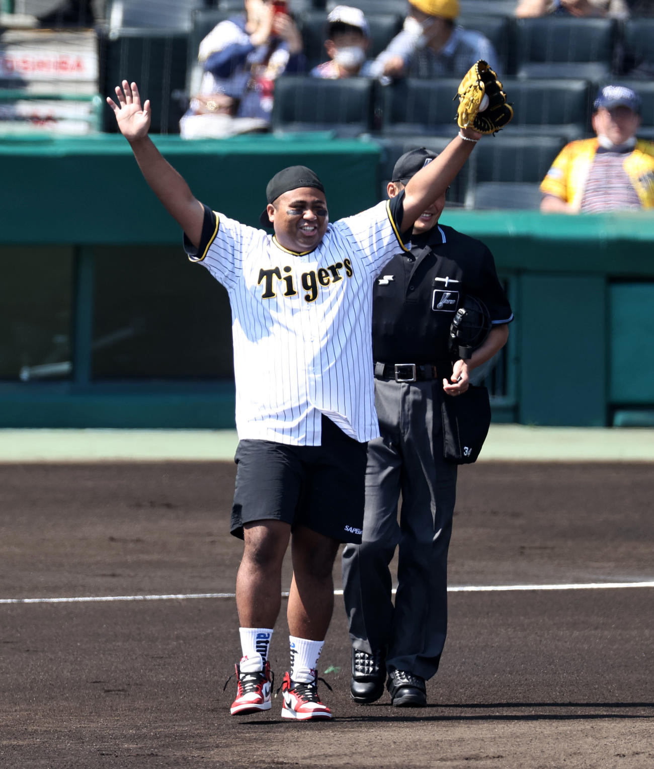 阪神対ヤクルト　始球式を行うアントニー（撮影・加藤哉）