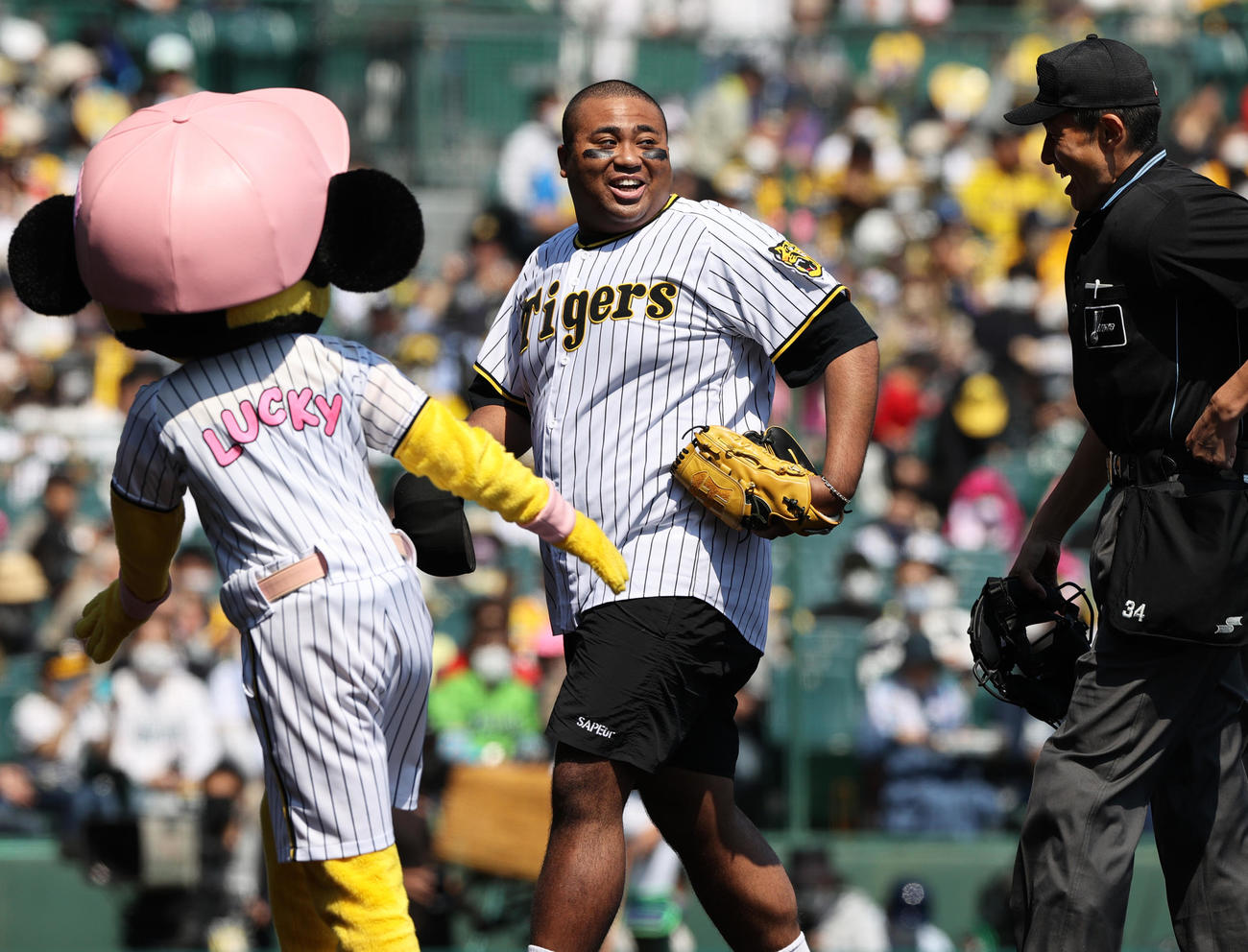 阪神対ヤクルト　始球式を終え笑顔を見せるアントニー（撮影・上山淳一）