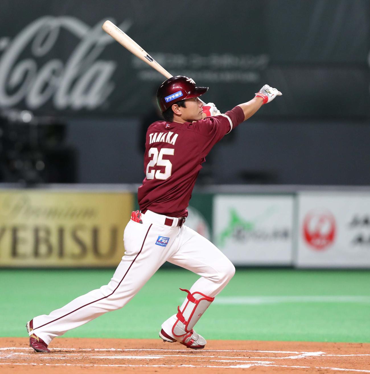 日本ハム対楽天　2回表楽天1死一塁、左越え2点本塁打を放つ田中和（撮影・黒川智章）