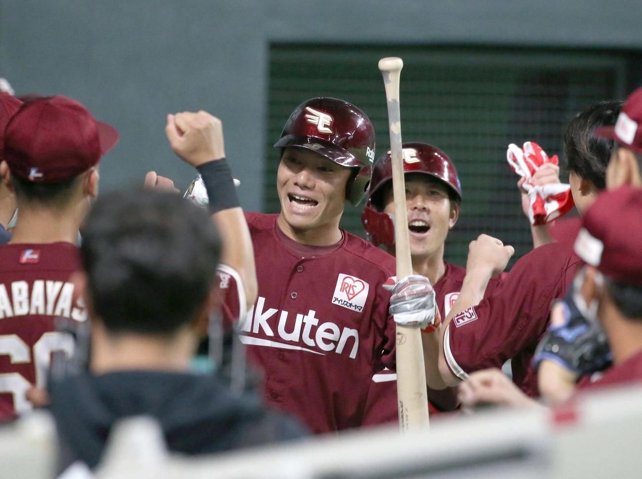日本ハム対楽天　2回表、2点本塁打を放ちナインに出迎えられる田中和（撮影・黒川智章）
