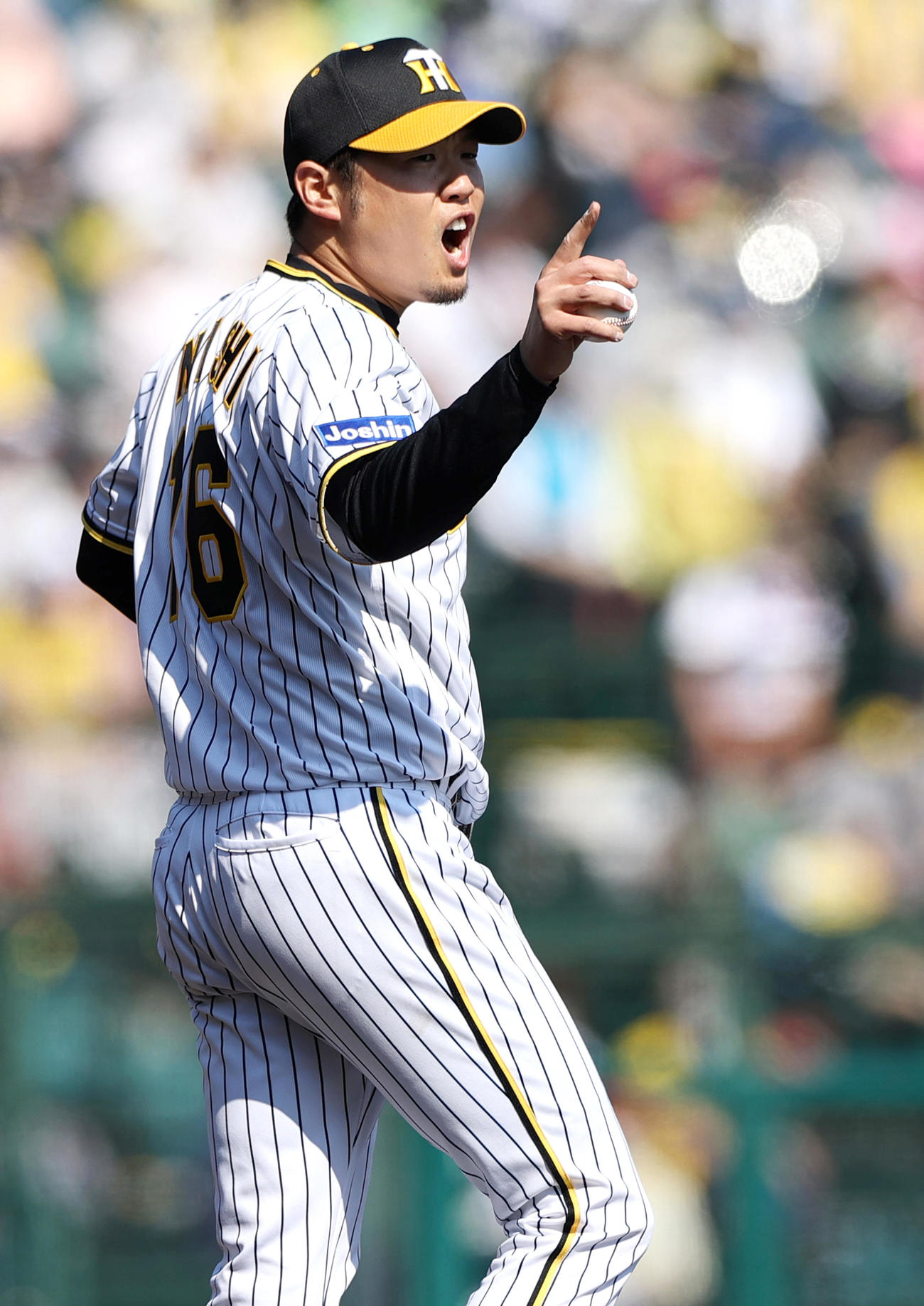 阪神対ヤクルト　4回表ヤクルト無死、西勇は太田を二ゴロに仕留め、アウトカウントを指さし声を上げる（撮影・上山淳一）