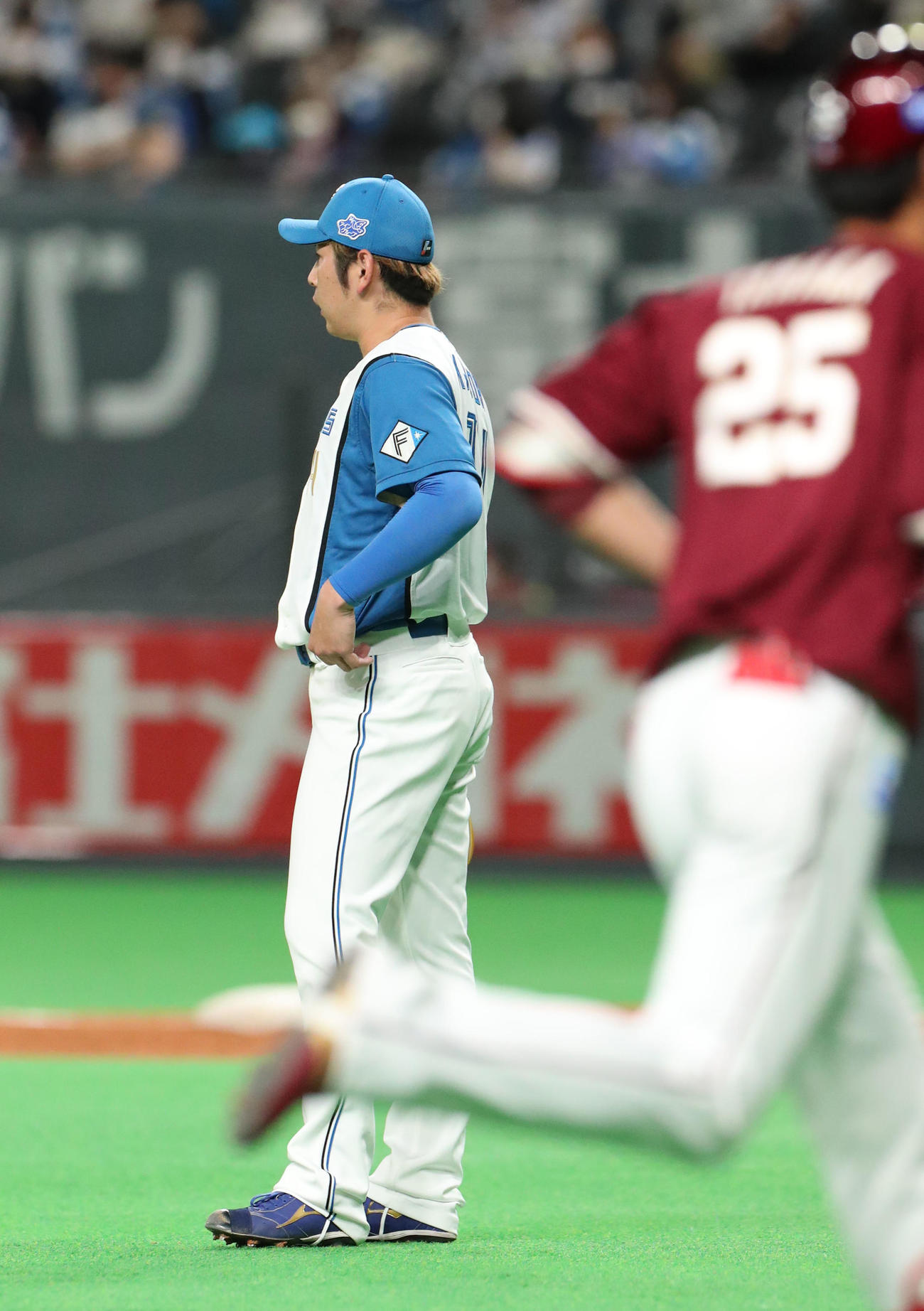 日本ハム対楽天　2回表楽天1死一塁、田中和に先制となる左越え2点本塁打を浴びる加藤（撮影・佐藤翔太）