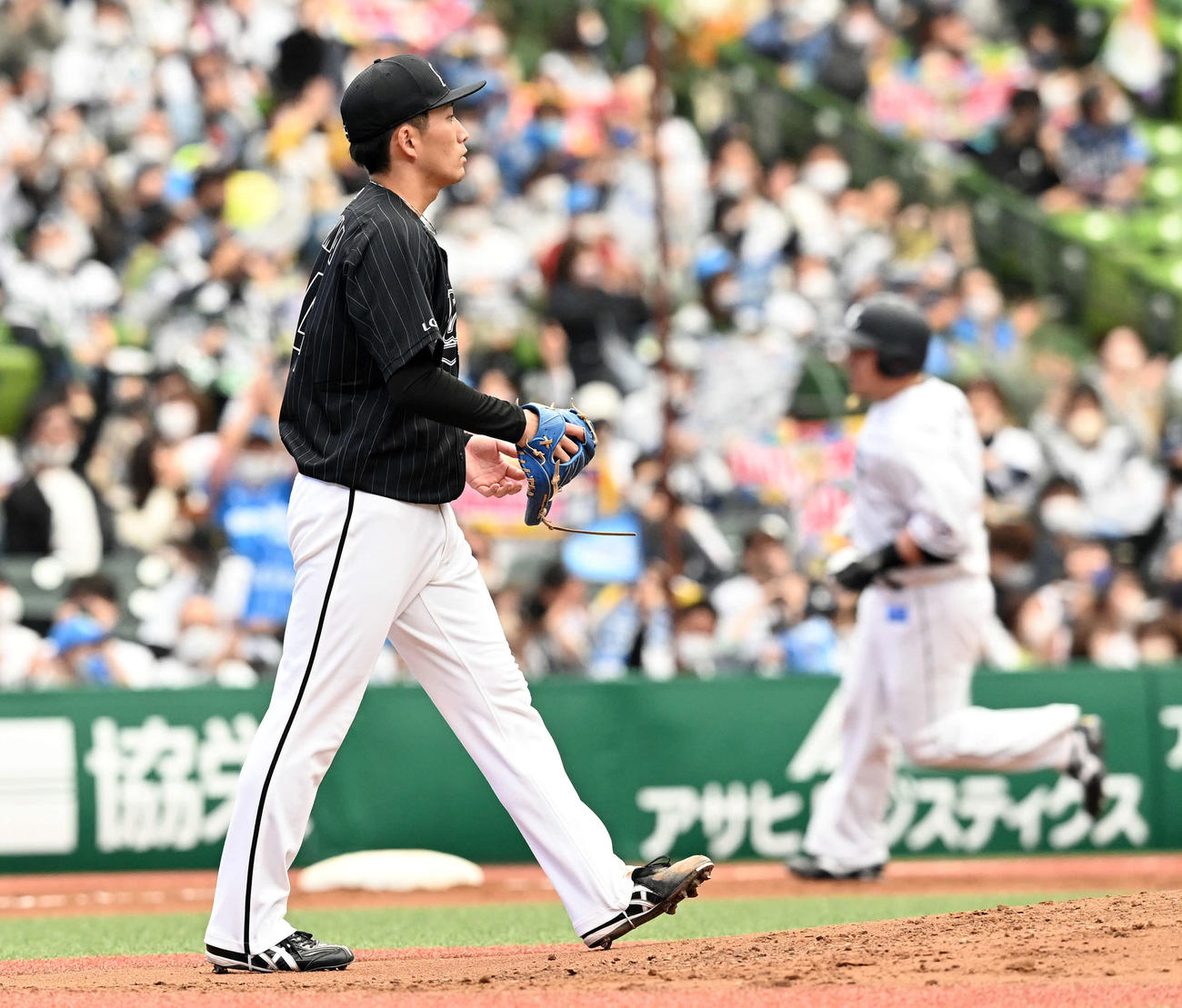 西武対ロッテ　3回裏西武1死一塁、山川に勝ち越しの2点本塁打を浴びる小島（撮影・たえ見朱実）