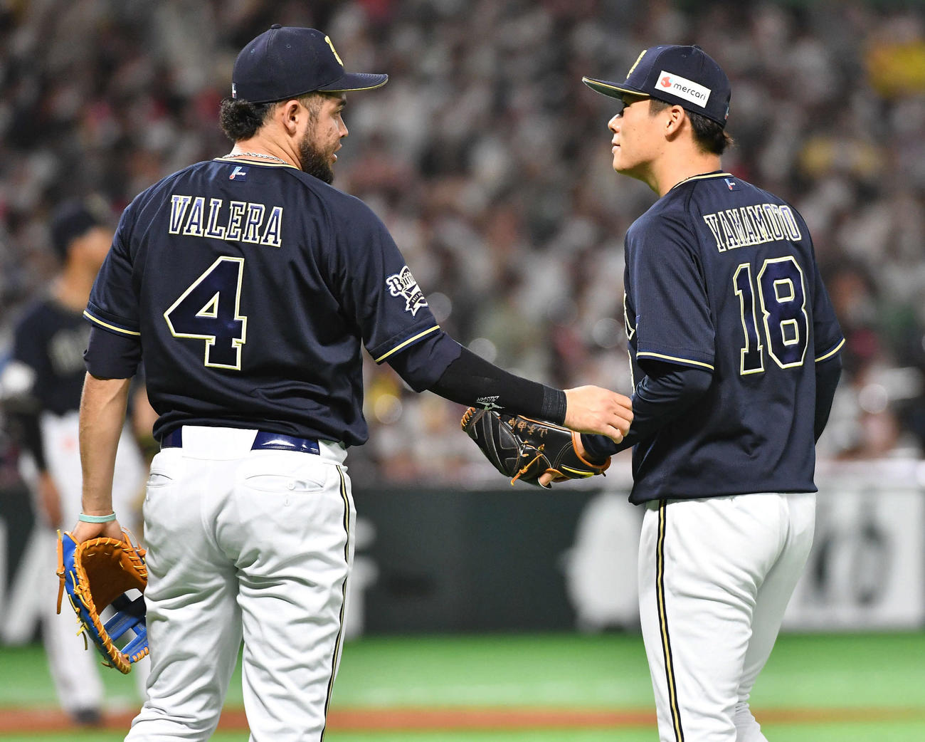 ソフトバンク対オリックス　3回裏ソフトバンク1死満塁、柳田の一ゴロをバレラ（左）が失策し、先制点をとられた山本（撮影・岩下翔太）