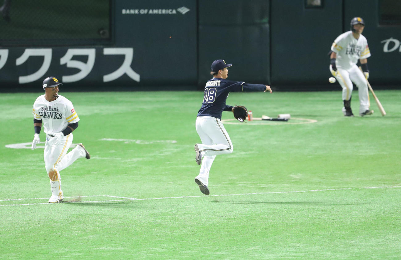 ソフトバンク対オリックス　3回裏ソフトバンク1死満塁、グラシアルの打球を素早く本塁へ送球し失点を免れた山本由伸（撮影・梅根麻紀）
