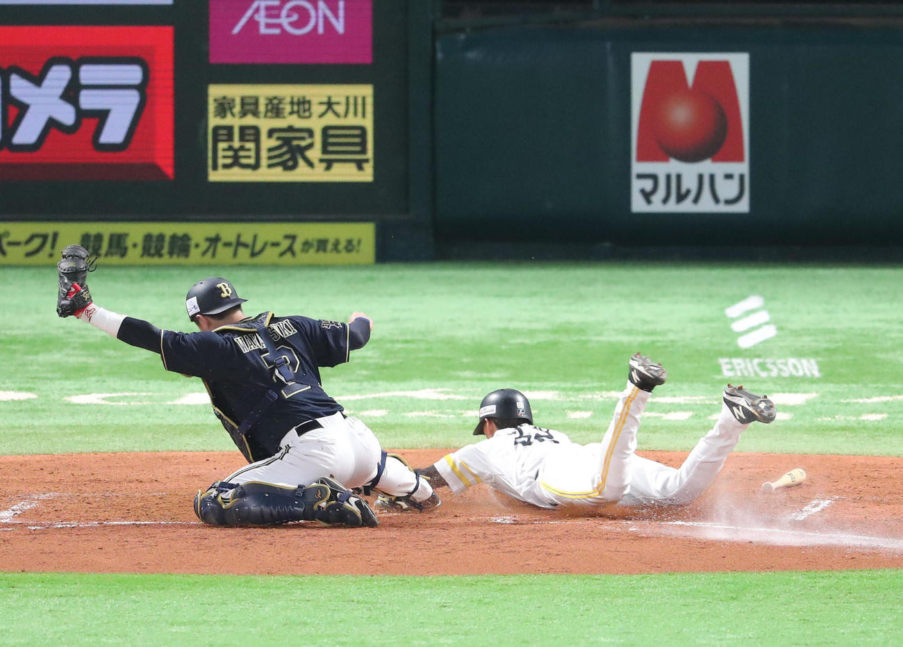 ソフトバンク対オリックス　3回裏ソフトバンク1死満塁、グラシアルの打球を素早く本塁へ送球し失点を免れた山本由伸（撮影・梅根麻紀）