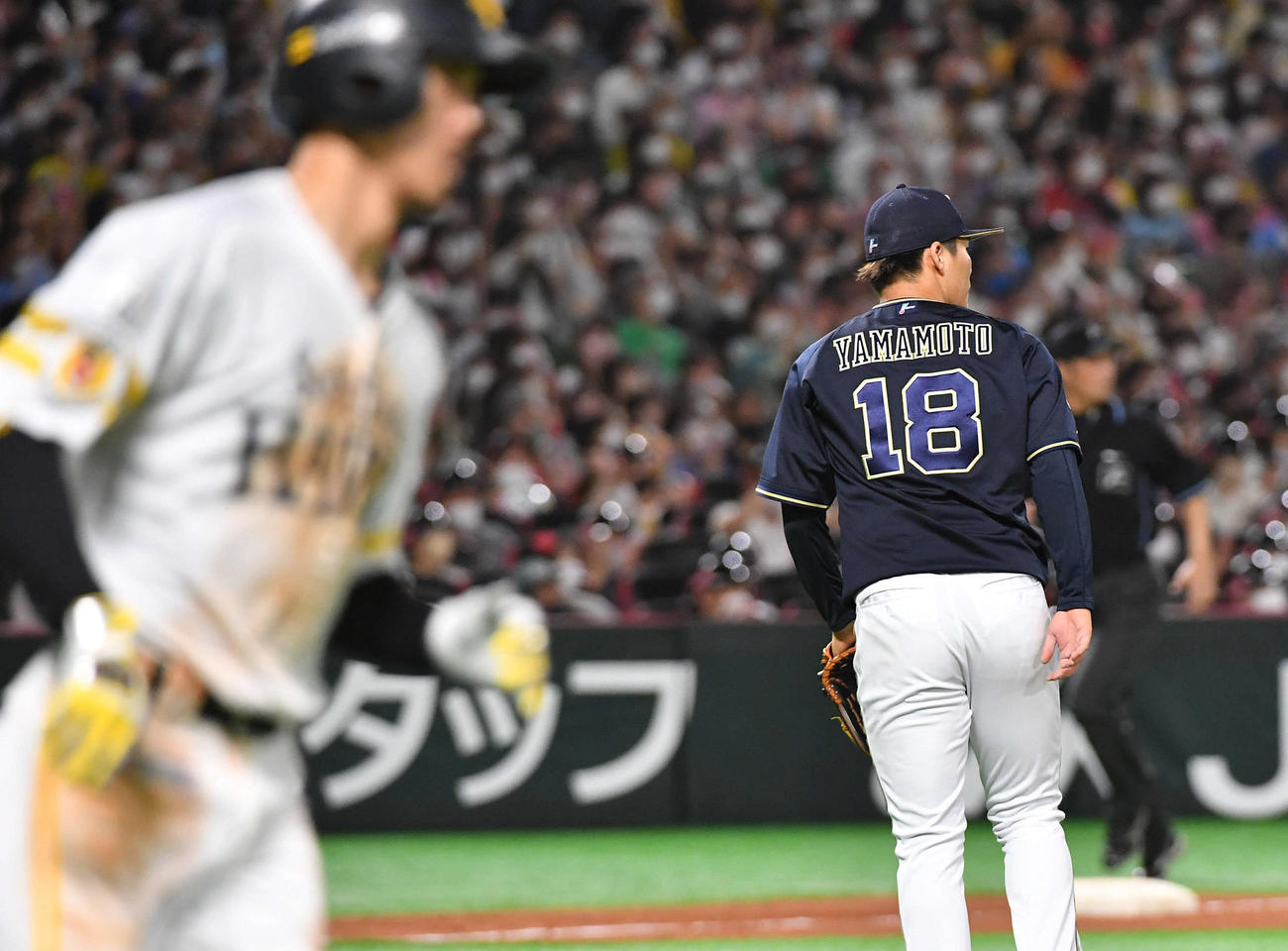 ソフトバンク対オリックス　4回裏ソフトバンク2死一、三塁、三森（左）に勝ち越しの中前適時打を打たれた山本（撮影・岩下翔太）