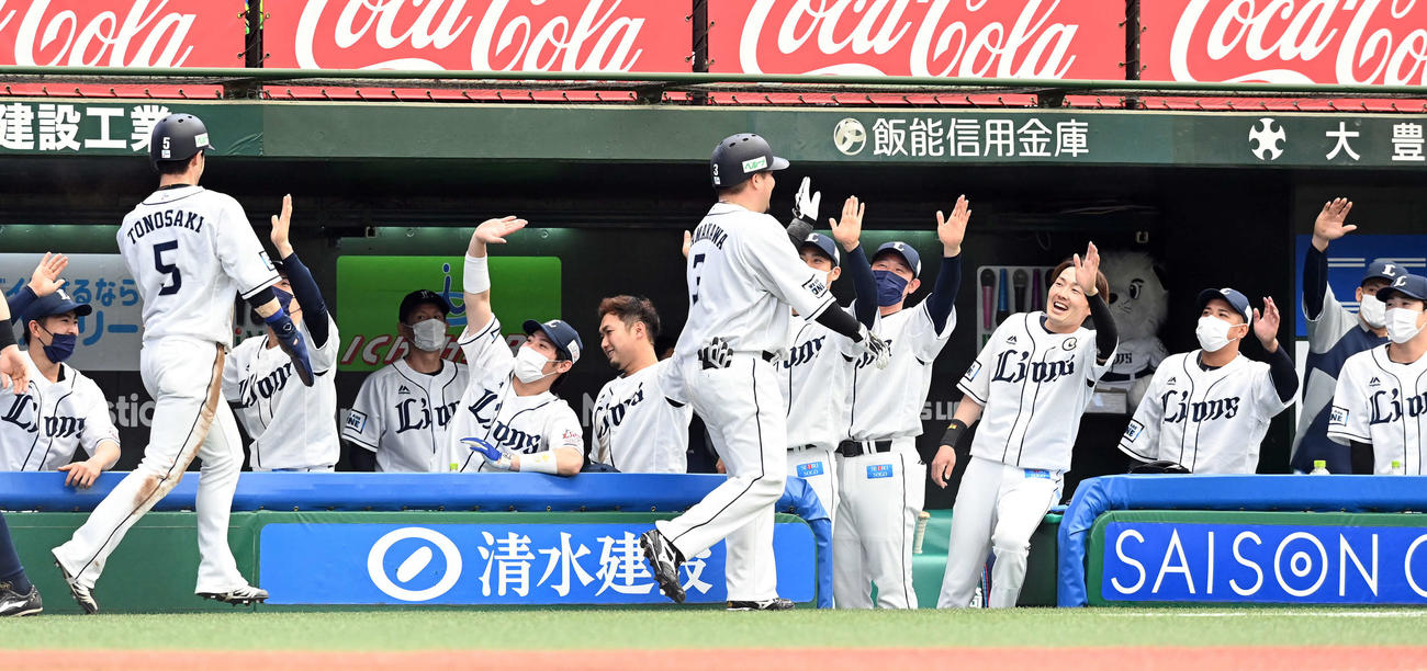 西武対ロッテ　3回裏西武1死一塁、勝ち越しの2点本塁打を放った山川穂高を迎えるナイン（撮影・たえ見朱実）