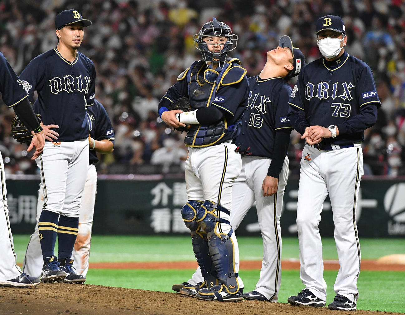 ソフトバンク対オリックス　6回裏、柳田に勝ち越し満塁本塁打を打たれて降板となった山本（右から2人目）は悔しそうな表情で天井を見上げる（撮影・岩下翔太）