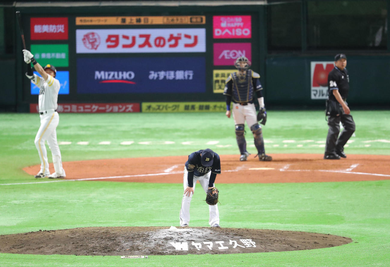 ソフトバンク対オリックス　6回裏ソフトバンク1死満塁、柳田悠岐に左中間勝ち越し満塁本塁打を浴びた山本由伸（撮影・梅根麻紀）