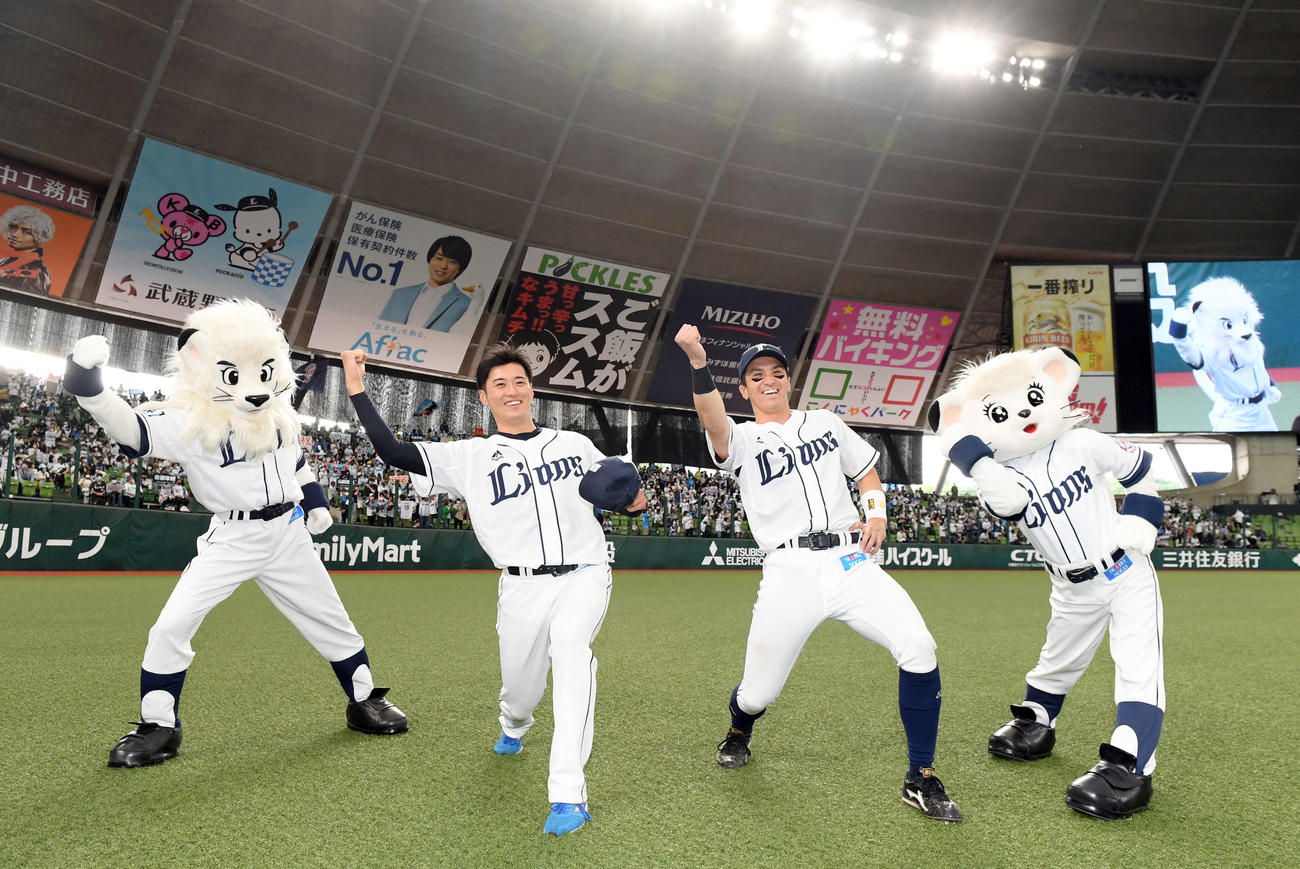 西武対ロッテ　今季2勝目を挙げた西武佐藤（中央左）は山田とともに「獅子男」ポーズを決める（撮影・たえ見朱実）