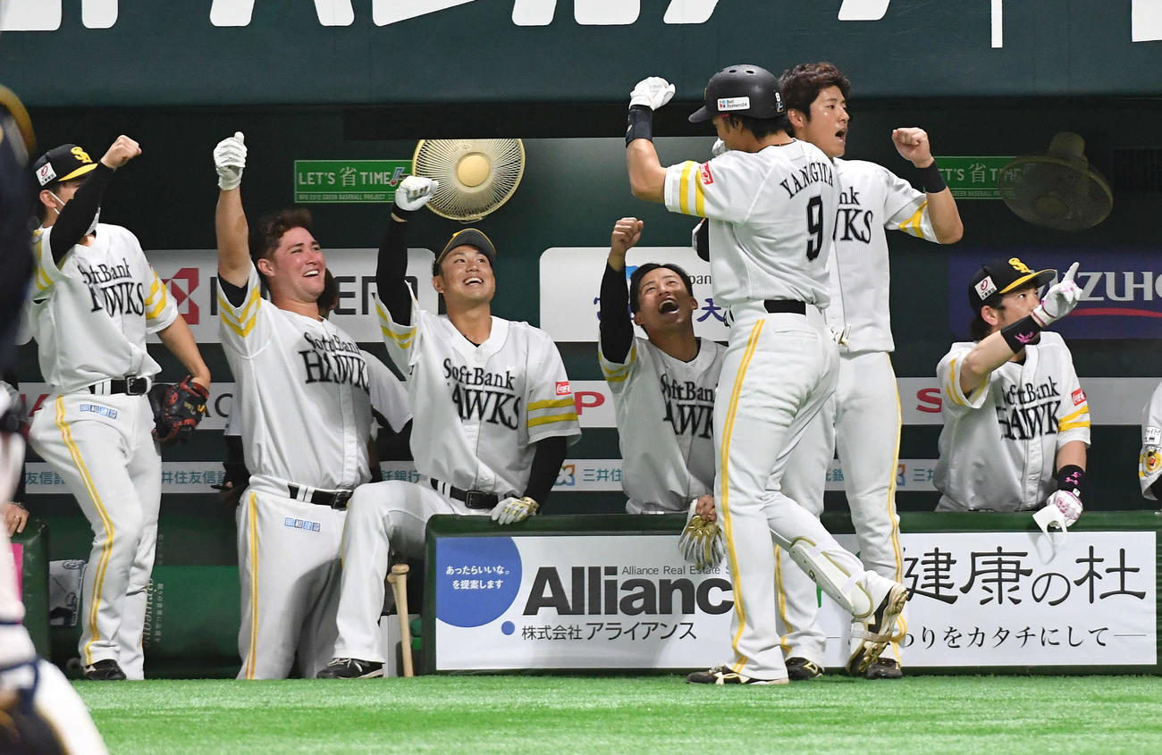 ソフトバンク対オリックス　6回裏ソフトバンク1死満塁、左中間へ勝ち越し満塁本塁打を放った柳田（右から3人目）はベンチ前でナインから笑顔で迎えられる（撮影・岩下翔太）