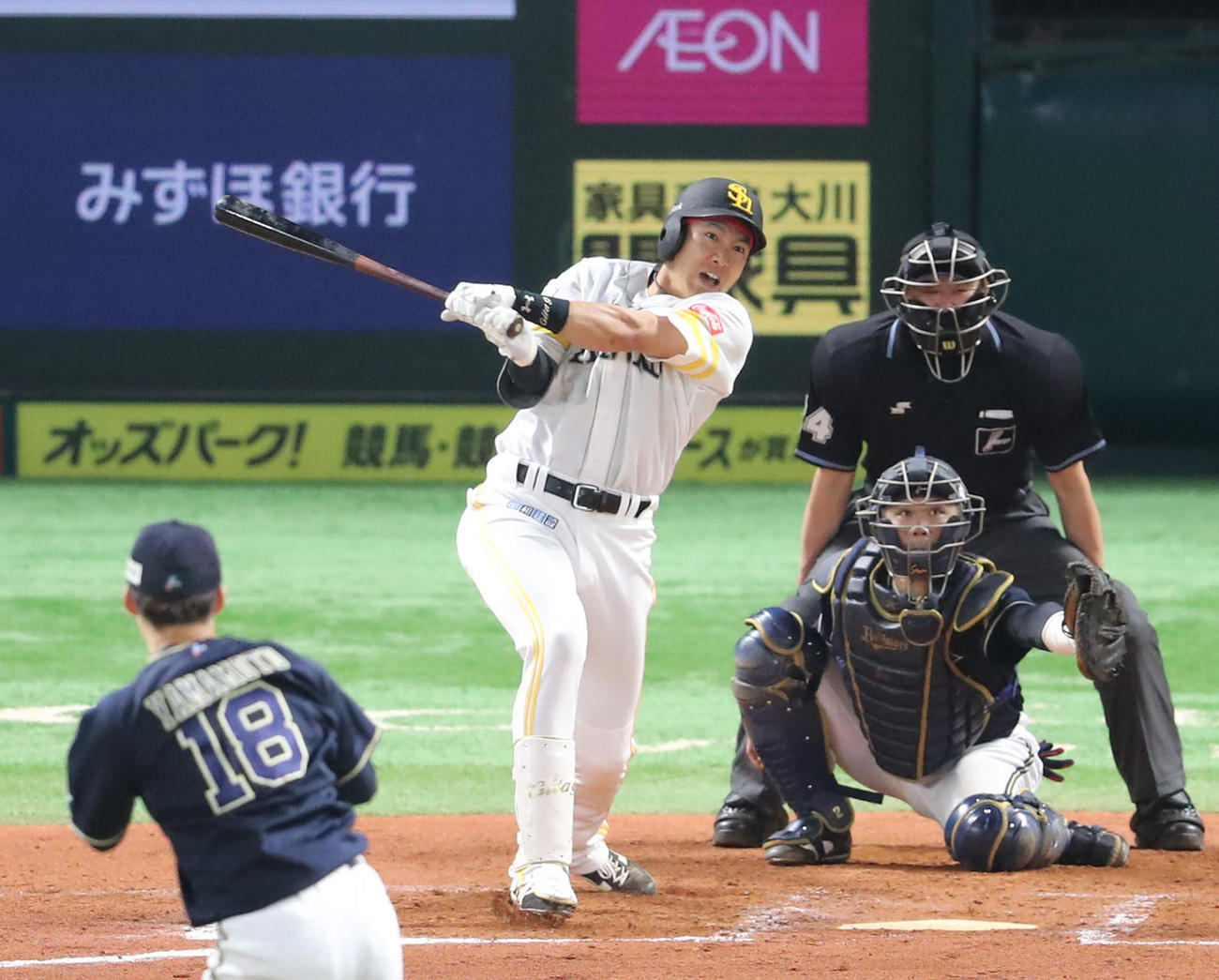 ソフトバンク対オリックス　6回裏ソフトバンク1死満塁、柳田悠岐は左中間に勝ち越し満塁本塁打を放つ（撮影・梅根麻紀）