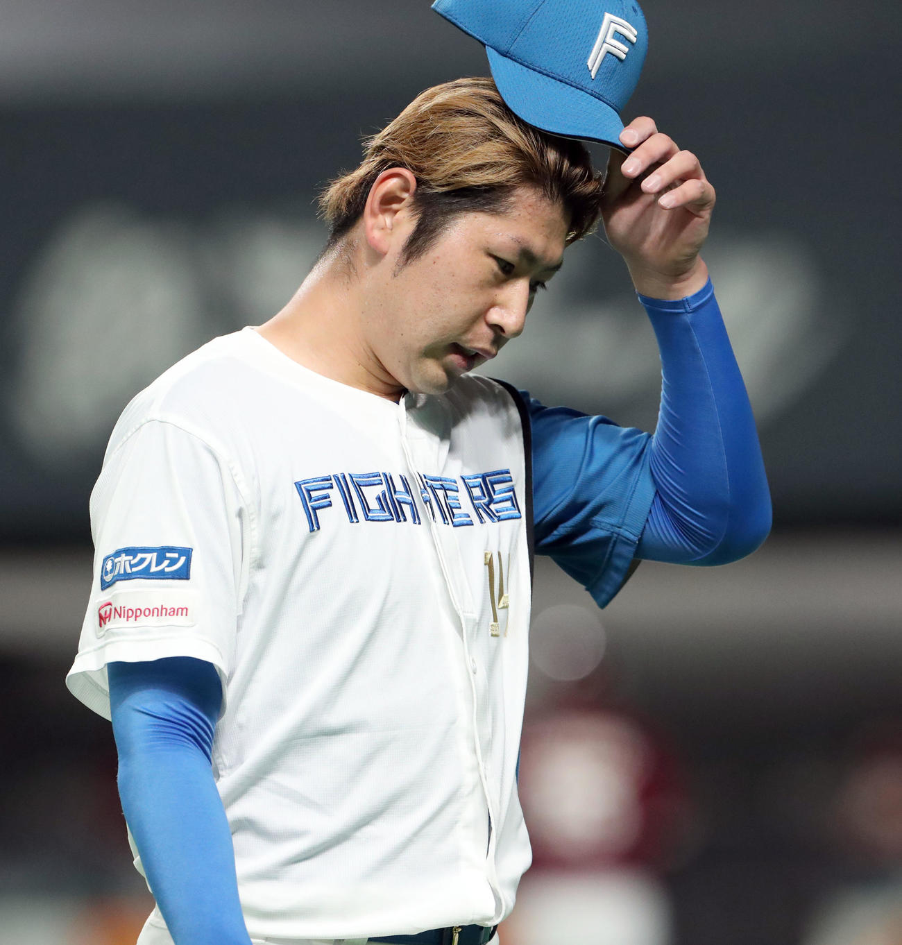 日本ハム対楽天　先制を許し肩を落としながらベンチに戻る日本ハム加藤（撮影・佐藤翔太）