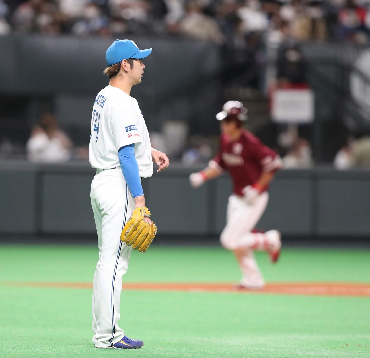 日本ハム対楽天　2回表楽天1死一塁、田中和に左越え2点本塁打を浴びる加藤（撮影・黒川智章）