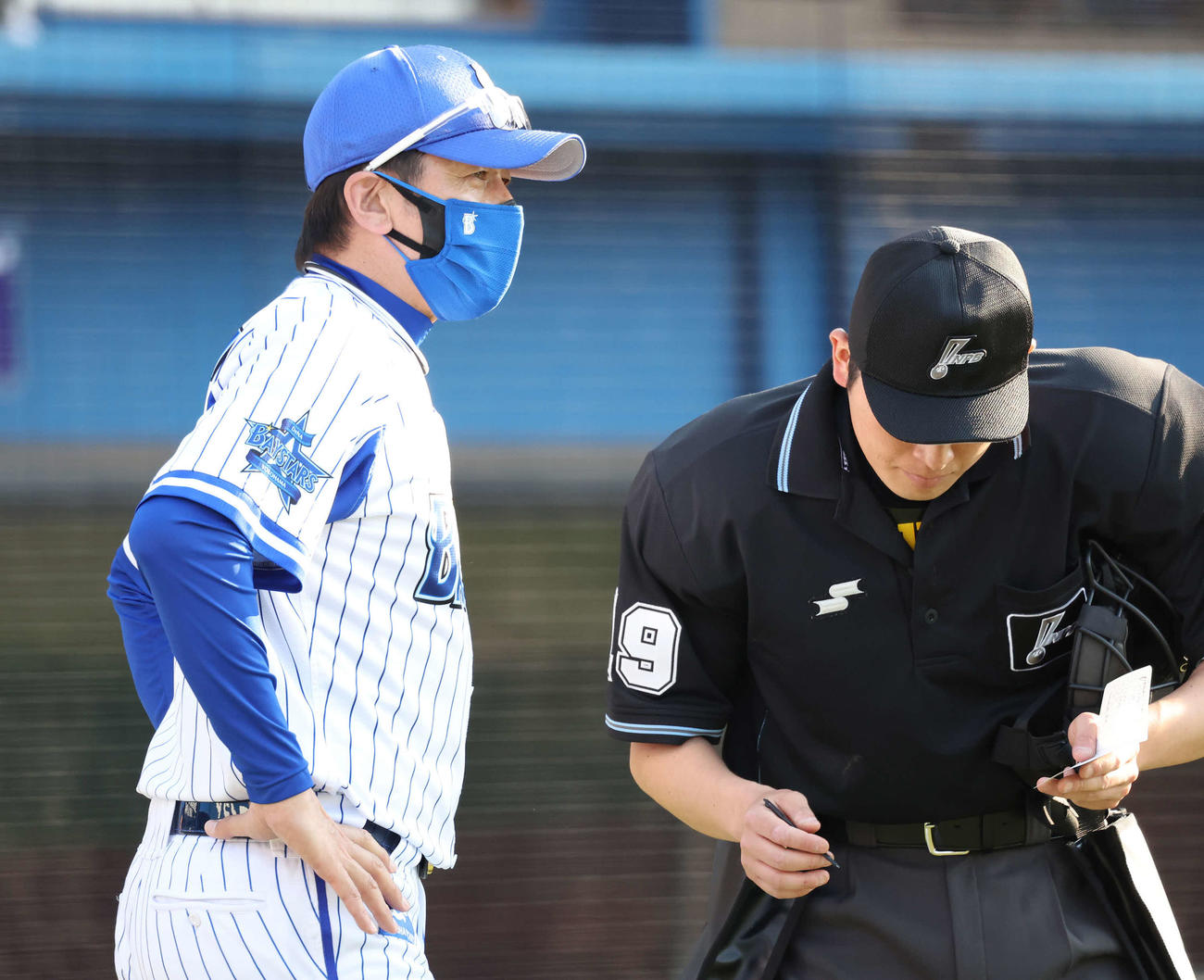 DeNA対中日　7回、選手の交代を告げるDeNA三浦監督（左）（撮影・丹羽敏通）