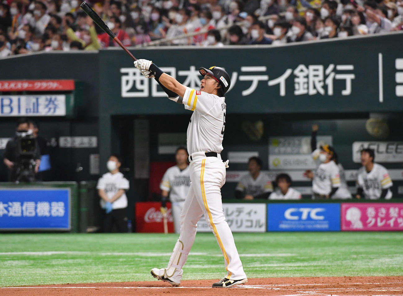 ソフトバンク対オリックス　6回裏ソフトバンク1死満塁、柳田は左中間へ勝ち越し満塁本塁打を放つ（撮影・岩下翔太）