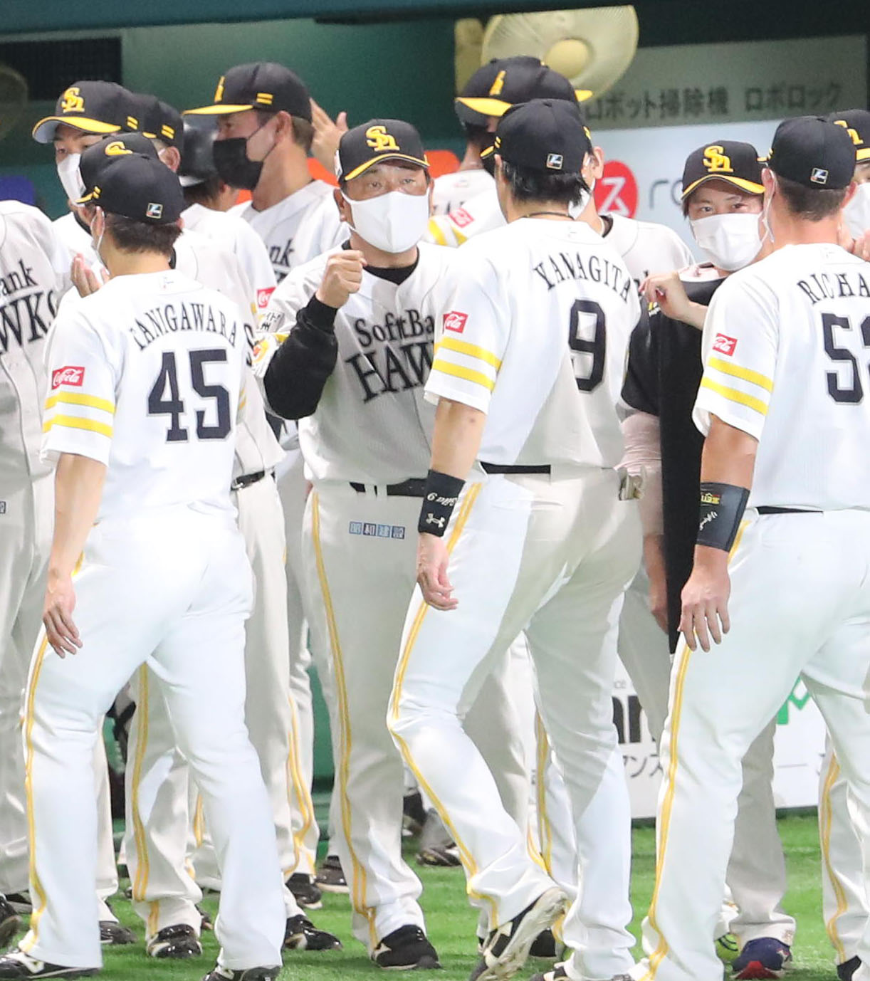 ソフトバンク対オリックス　オリックスに勝利したソフトバンク、藤本博史監督は柳田悠岐とハイタッチ（撮影・梅根麻紀）