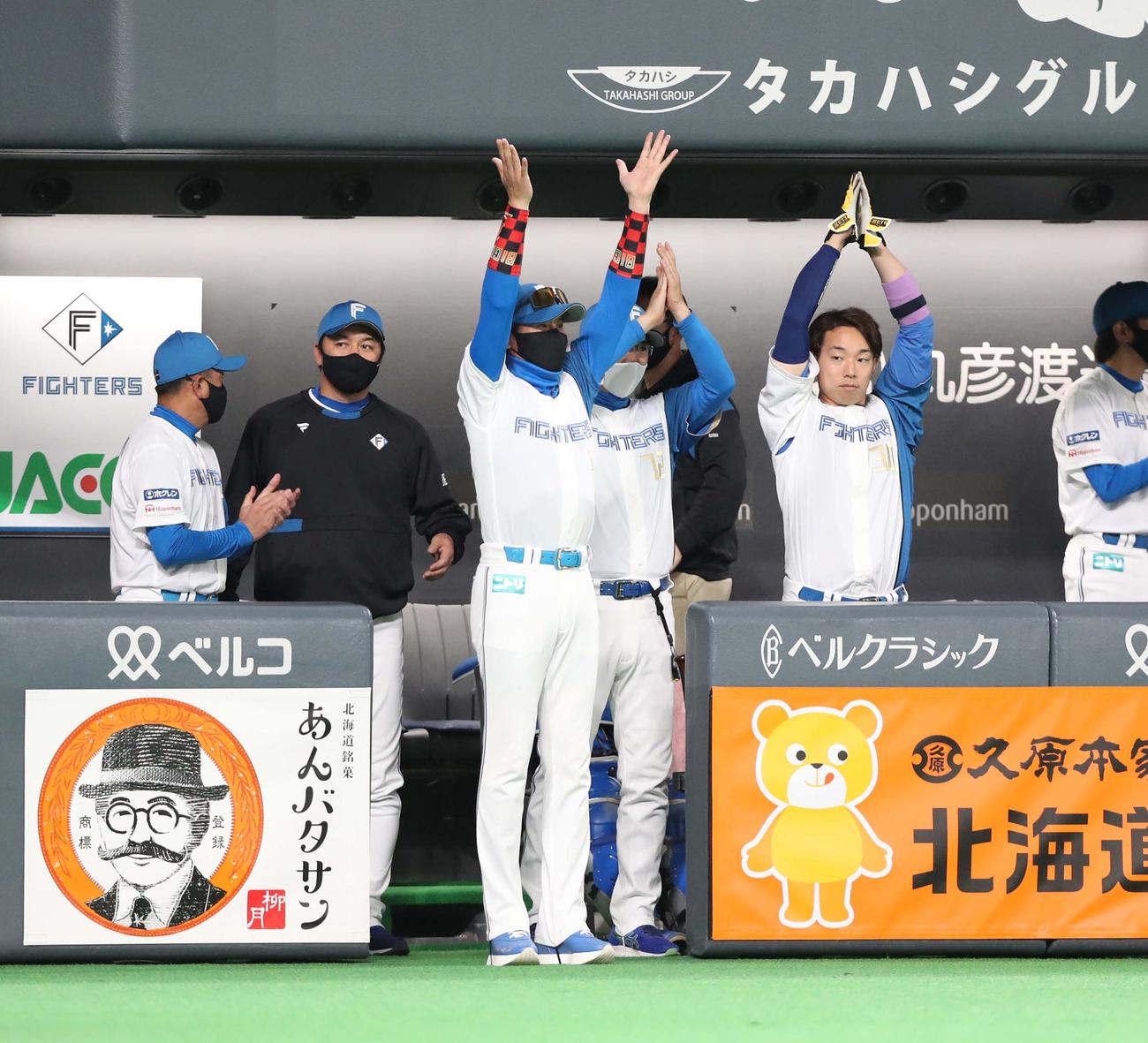 日本ハム対楽天　9回裏、近藤の適時二塁打で得点し喜ぶ新庄監督（中央）らナイン（撮影・黒川智章）