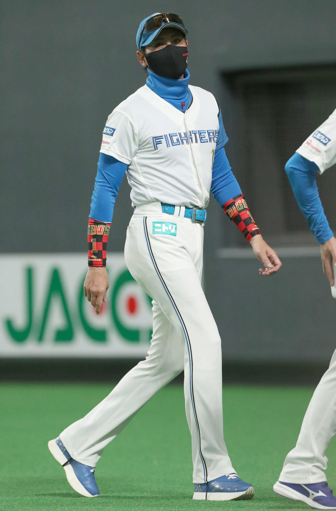 日本ハム対楽天　選手交代を告げる日本ハム新庄監督（撮影・佐藤翔太）