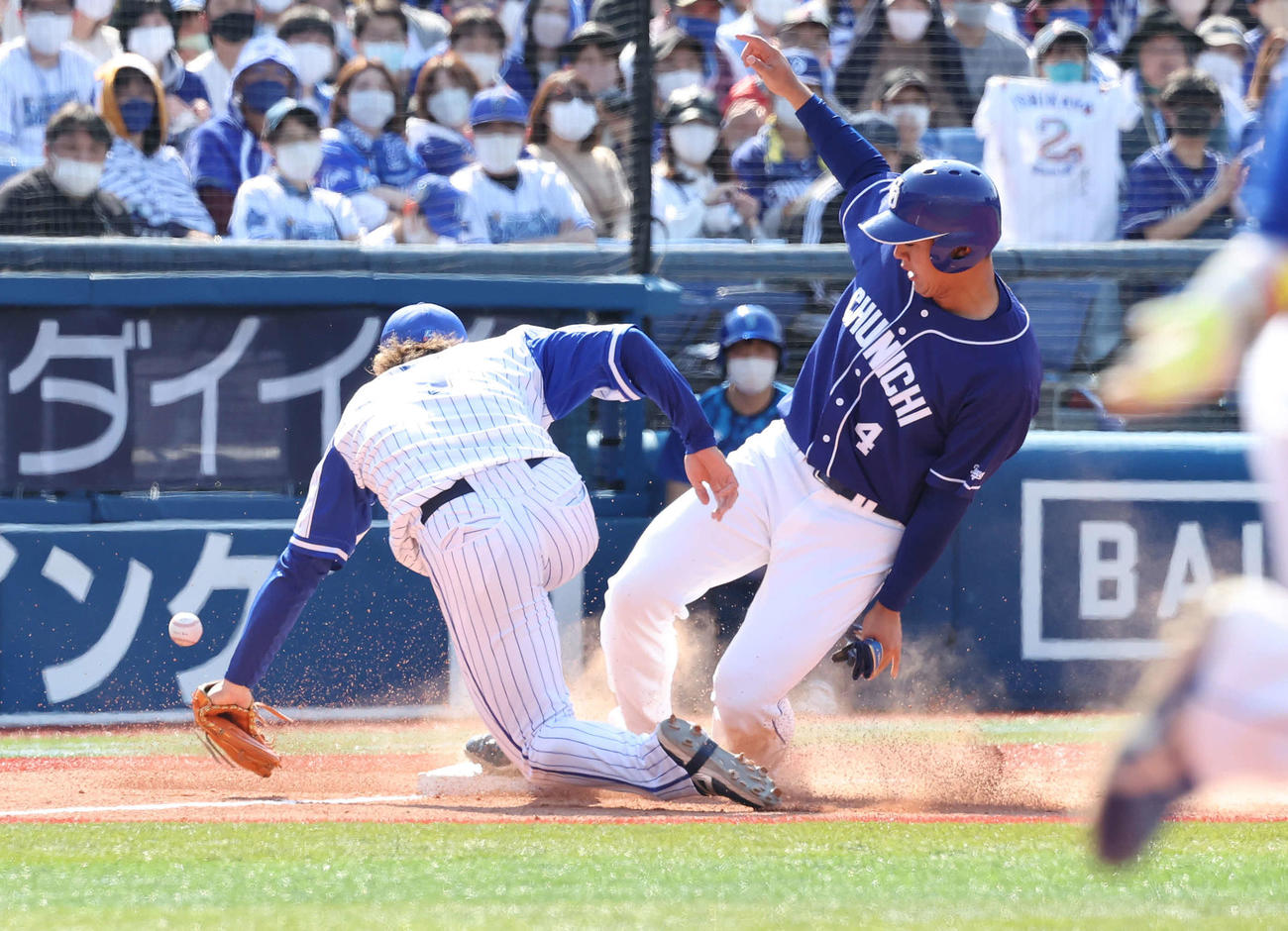 DeNA対中日　3回表中日無死一、二塁、石川昂の投前バントは投手ロメロの野選と悪送球を誘って二塁走者鵜飼（右）がこの後、生還する（撮影・丹羽敏通）