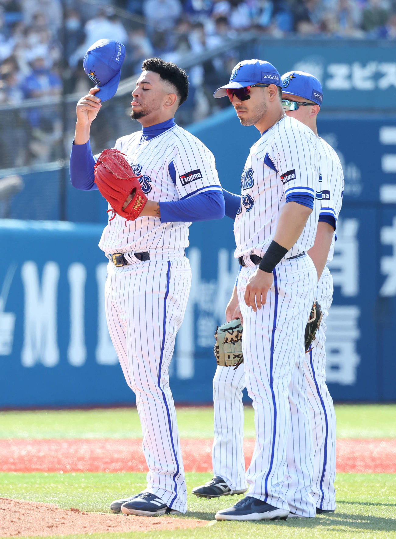 DeNA対中日　5回途中、4点を失って降板するDeNA先発ロメロ（左）（撮影・丹羽敏通）