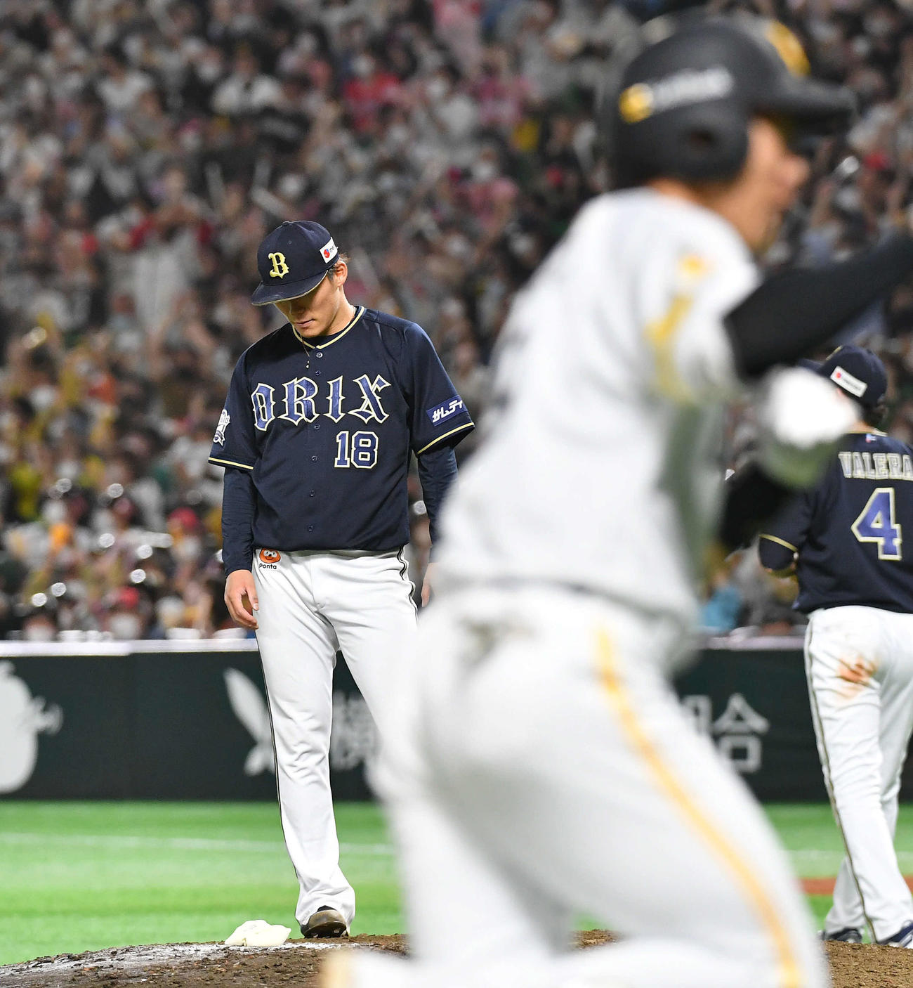 ソフトバンク対オリックス　6回裏ソフトバンク1死満塁、柳田（手前）に左中間へ勝ち越し満塁本塁打を打たれた山本はマウンドでがっくりとうなだれる（撮影・岩下翔太）