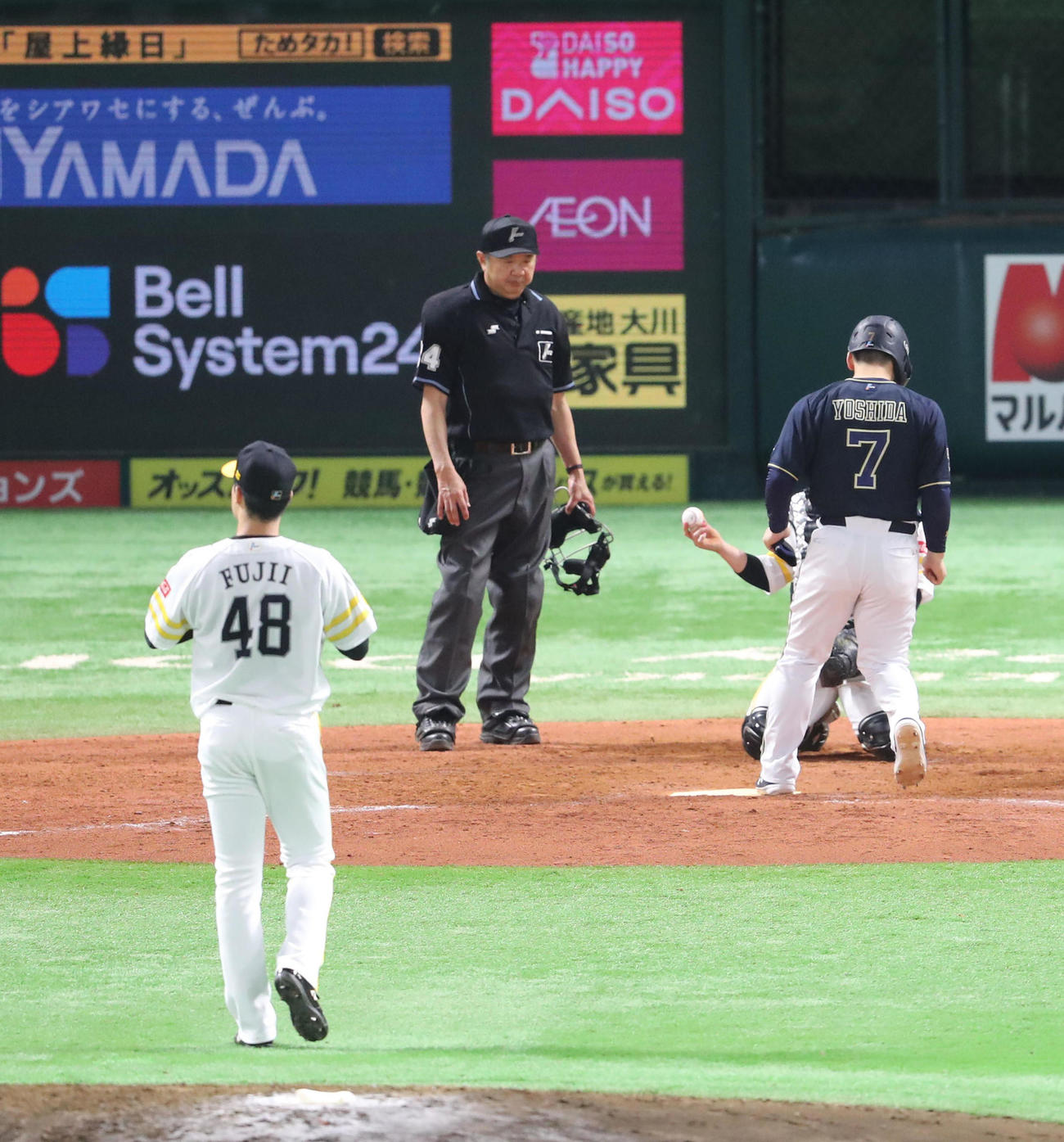 ソフトバンク対オリックス　5回表オリックス2死満塁、安達了一に四球を与え押しだしとなり失点する藤井皓哉（撮影・梅根麻紀）