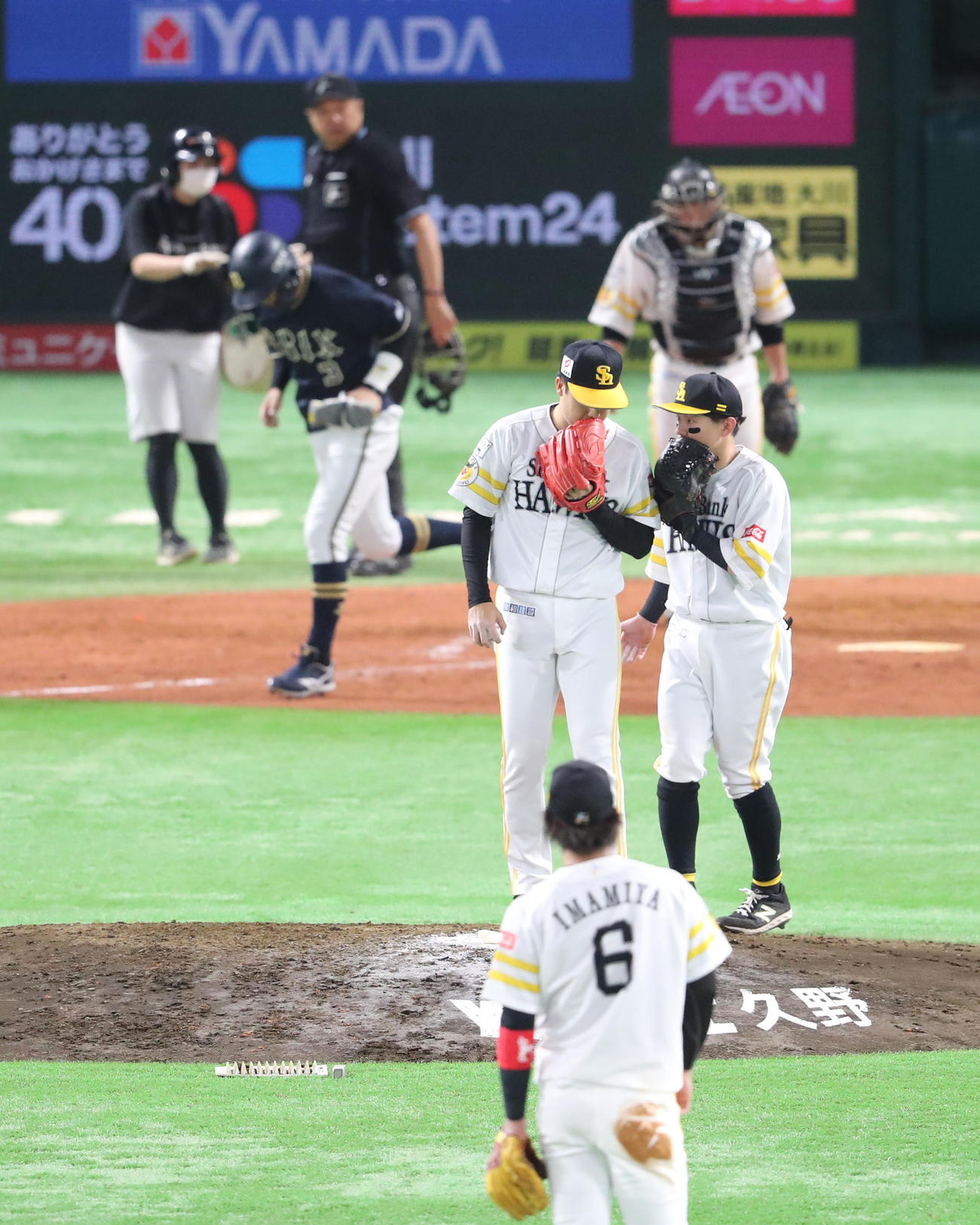 ソフトバンク対オリックス　5回表オリックス2死満塁、安達了一に四球を与え押しだしとなり失点する藤井皓哉（撮影・梅根麻紀）