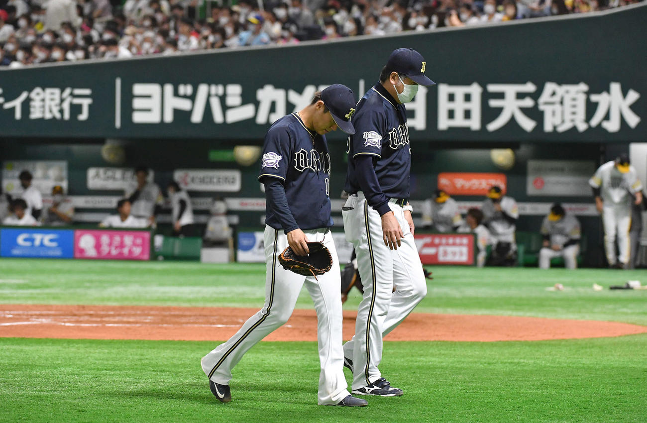 ソフトバンク対オリックス　6回裏、柳田に勝ち越し満塁本塁打を打たれて降板となり、肩を落としてベンチへ戻る山本（左）、右は高山コーチ（撮影・岩下翔太）