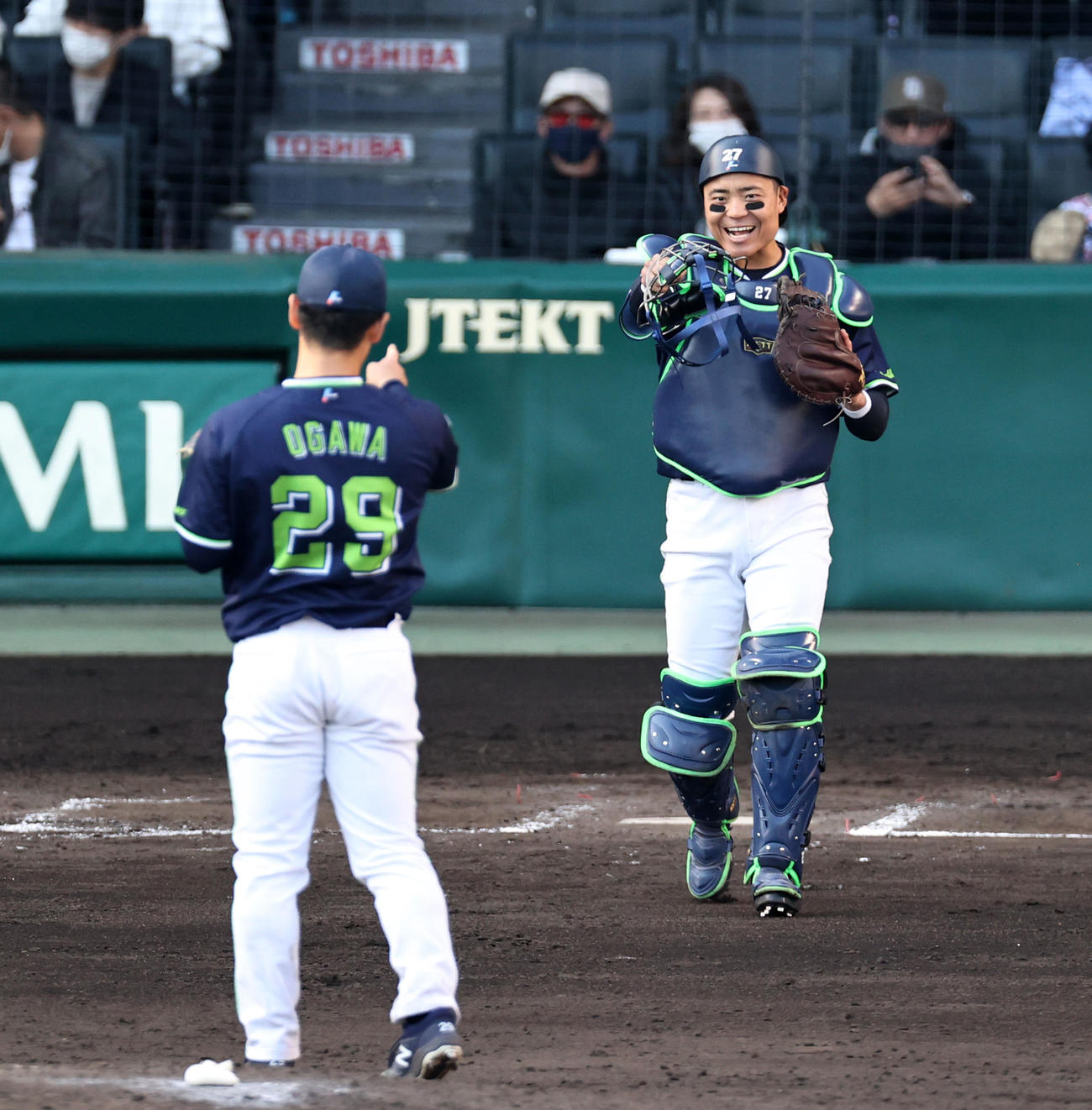 阪神対ヤクルト　9回裏阪神2死一塁、中村は大山を右飛に仕留めた小川（左）に拳を突き出し笑顔を見せる（撮影・加藤哉）
