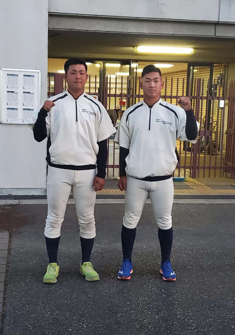 大商大は碓井雅也捕手（左）と伊原陵人投手のバッテリーがガッツポーズで優勝を喜んだ
