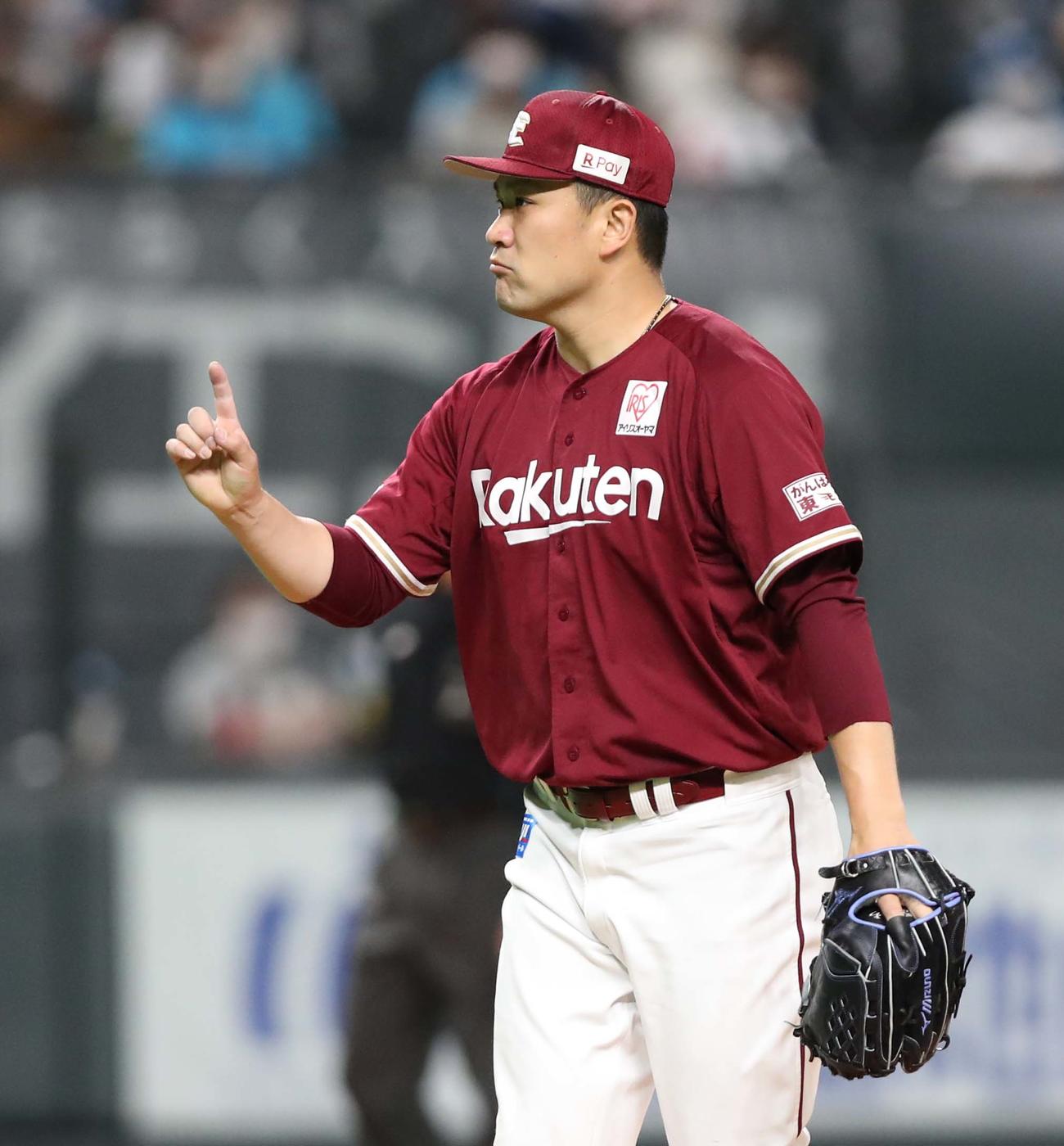 日本ハム対楽天　5回裏、無失点に抑えポーズをとる田中将（撮影・黒川智章）