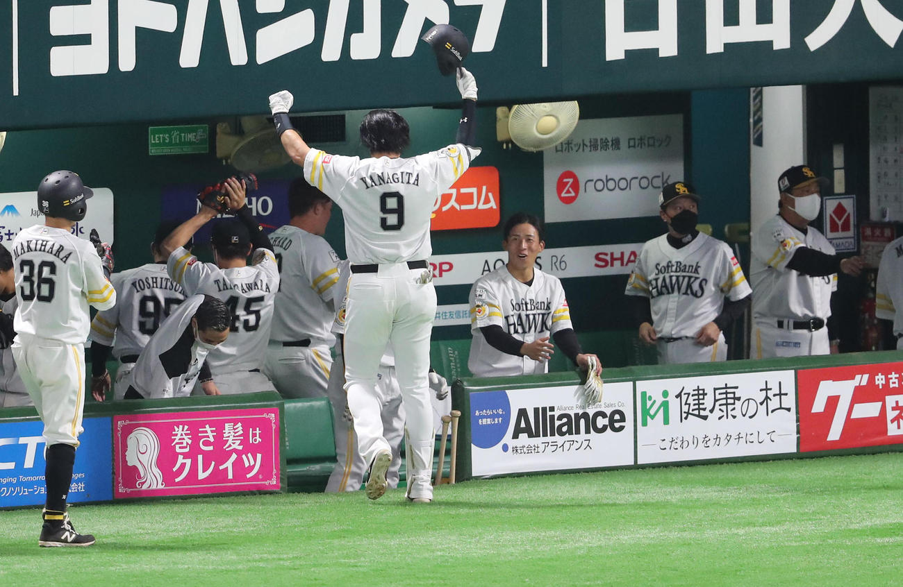 ソフトバンク対オリックス　6回裏ソフトバンク1死満塁、柳田悠岐は左中間に勝ち越し満塁本塁打を放ちナインとハイタッチ、ガッツポーズ（撮影・梅根麻紀）