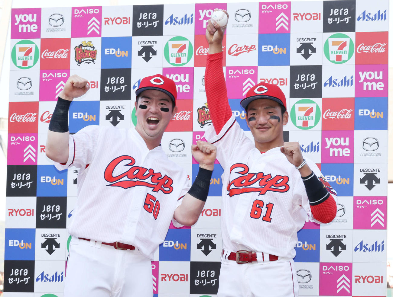 広島対巨人　お立ち台で喜ぶ中村健（左）と矢野（撮影・加藤孝規）