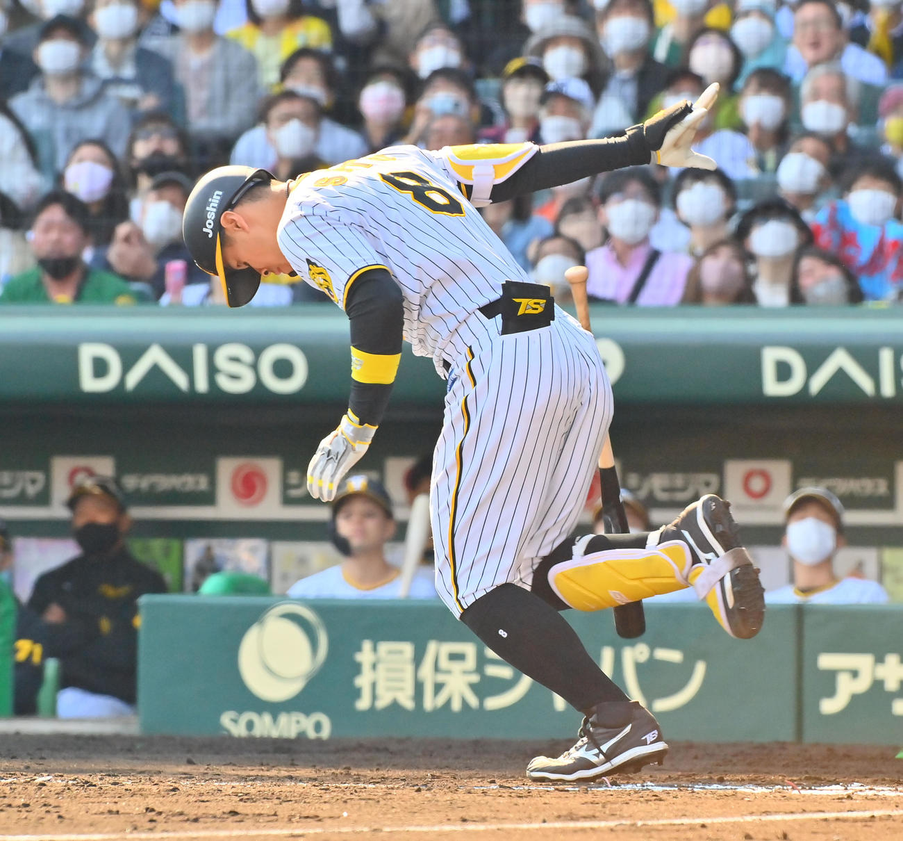 阪神対ヤクルト　6回裏阪神2死二、三塁、三邪飛に倒れる佐藤輝（撮影・和賀正仁）