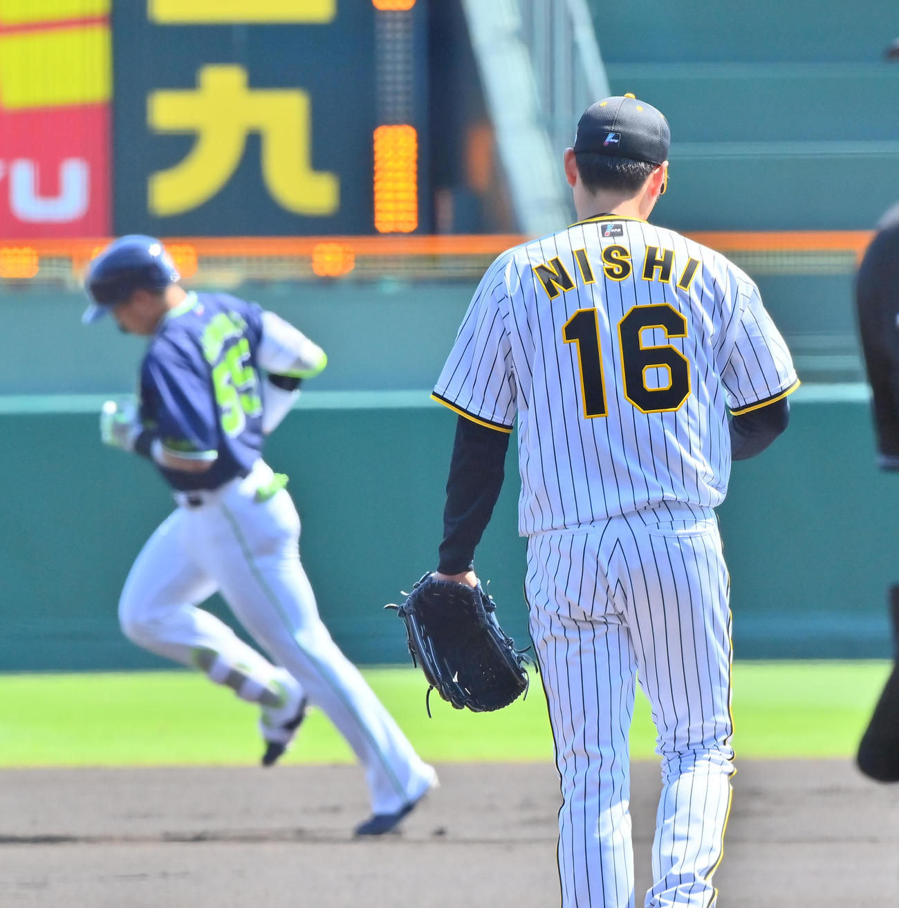 阪神対ヤクルト　1回表ヤクルト2死一塁、村上に左越え本塁打を浴びる西勇（撮影・和賀正仁）
