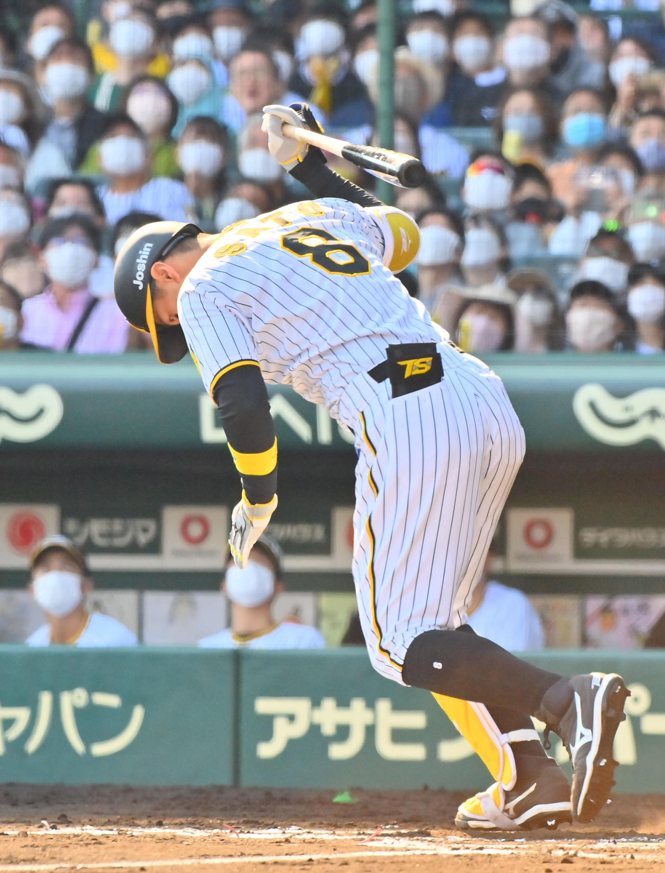 阪神対ヤクルト　6回裏阪神2死二、三塁、三邪飛に倒れる佐藤輝（撮影・和賀正仁）