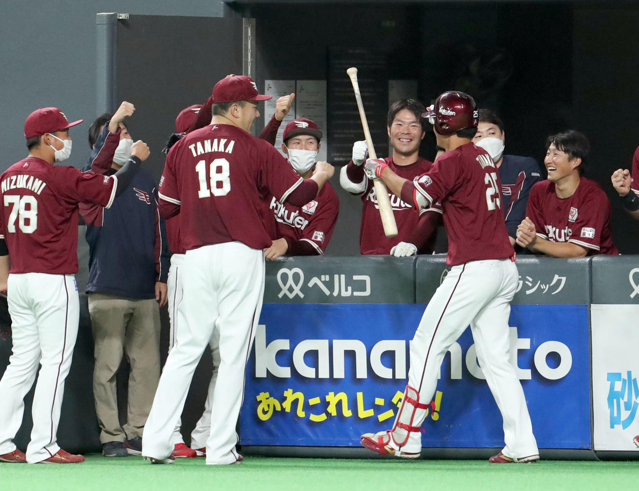 2回表楽天1死一塁、田中将大（左から2人目）は先制となる左越え2点本塁打を放った田中和基を出迎える（撮影・佐藤翔太）