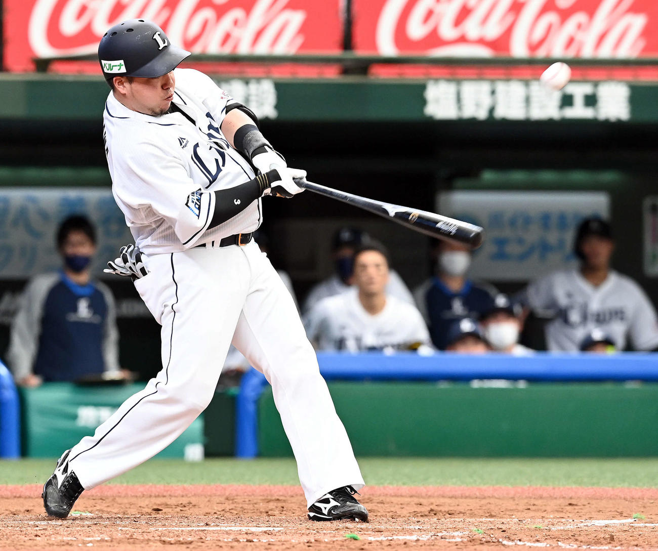 西武対ロッテ　3回裏西武1死一塁、左越え2点本塁打を放つ山川（撮影・たえ見朱実）