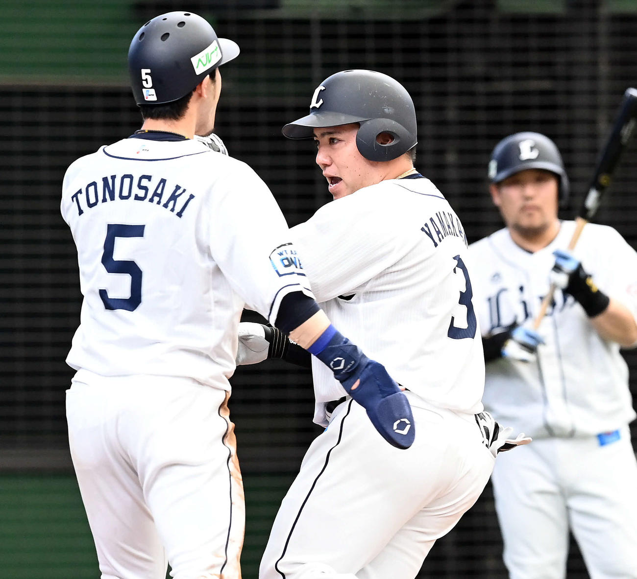 西武対ロッテ　3回裏西武1死一塁、左越えに勝ち越しの2点本塁打を放った山川（撮影・たえ見朱実）