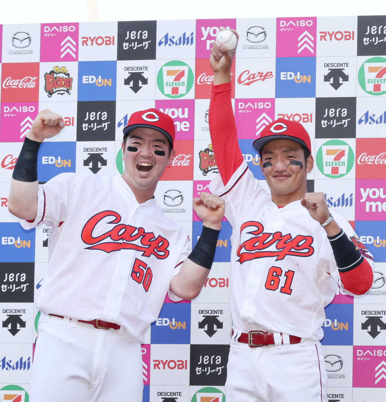 広島対巨人　お立ち台で喜ぶ中村健（左）と矢野（撮影・加藤孝規）