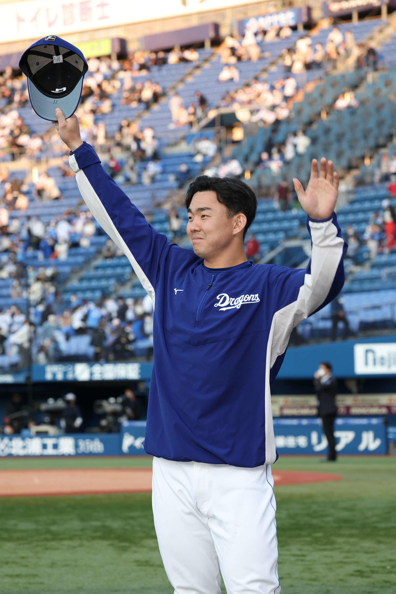 DeNA対中日　今季初勝利で応援席に応える小笠原（撮影・丹羽敏通）