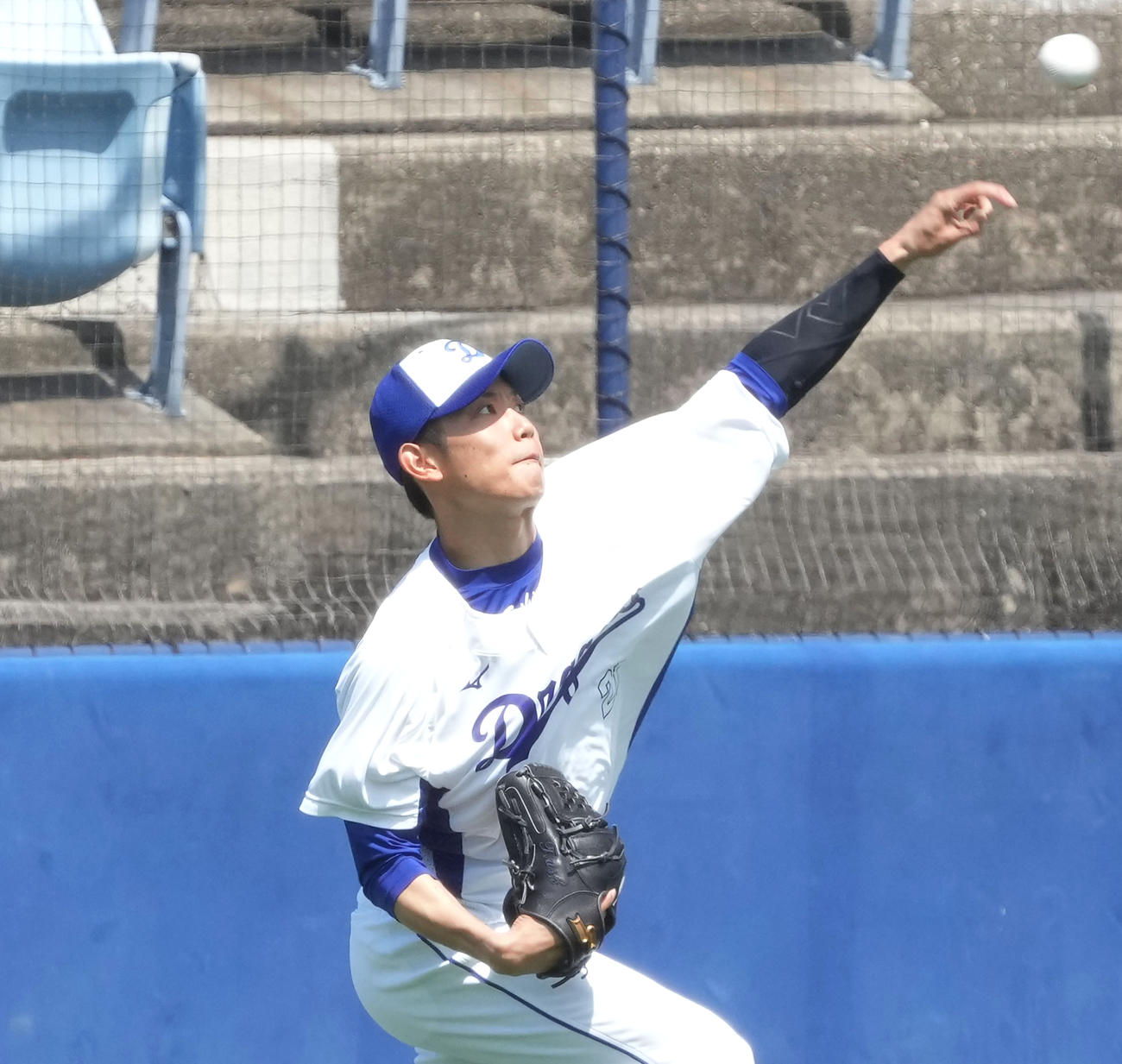 キャッチボールをする岡田（撮影・森本幸一）