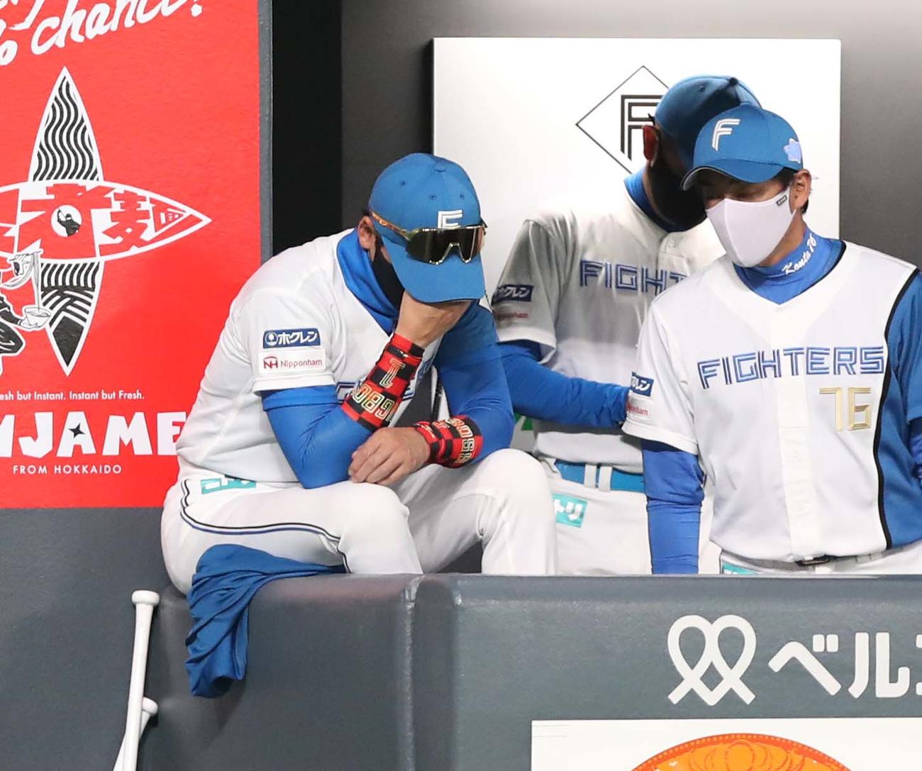日本ハム対楽天　ベンチで顔を伏せる新庄監督（撮影・黒川智章）