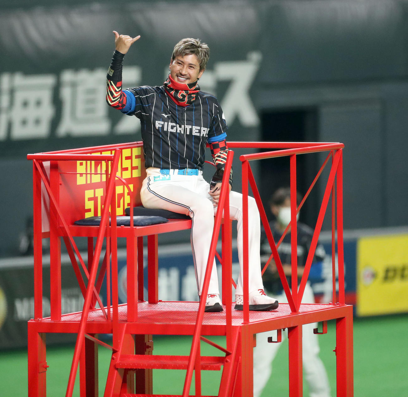 日本ハム対楽天　試合前、スタンド応援席のファンに手を振る日本ハム新庄監督（撮影・佐藤翔太）