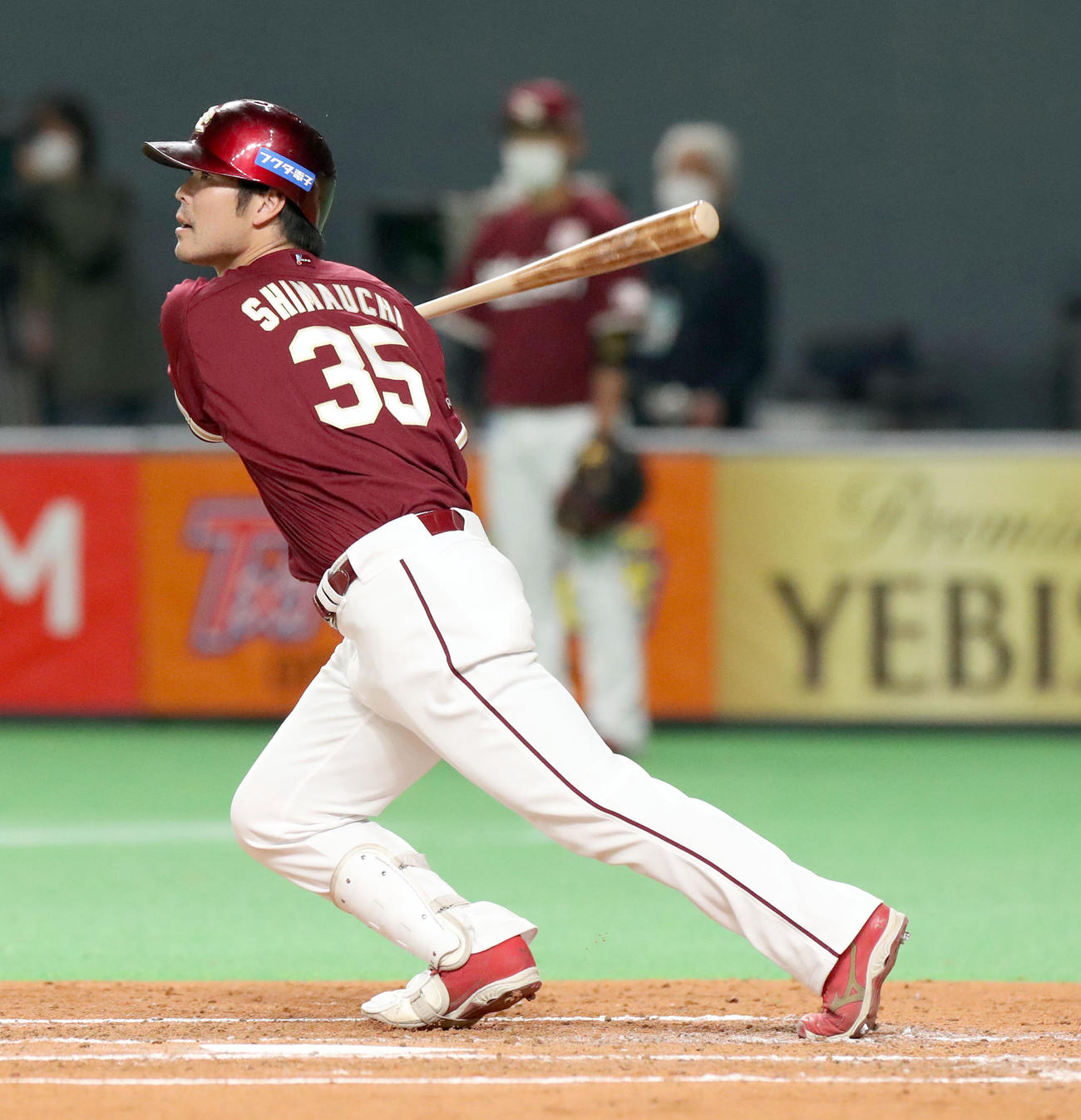 日本ハム対楽天　3回表楽天2死一、二塁、島内は適時二塁打を放つ（撮影・佐藤翔太）