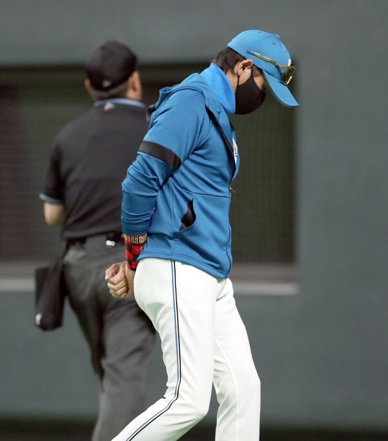 日本ハム対楽天　選手交代を告げ、うつむきながらベンチに戻る日本ハム新庄監督（撮影・佐藤翔太）